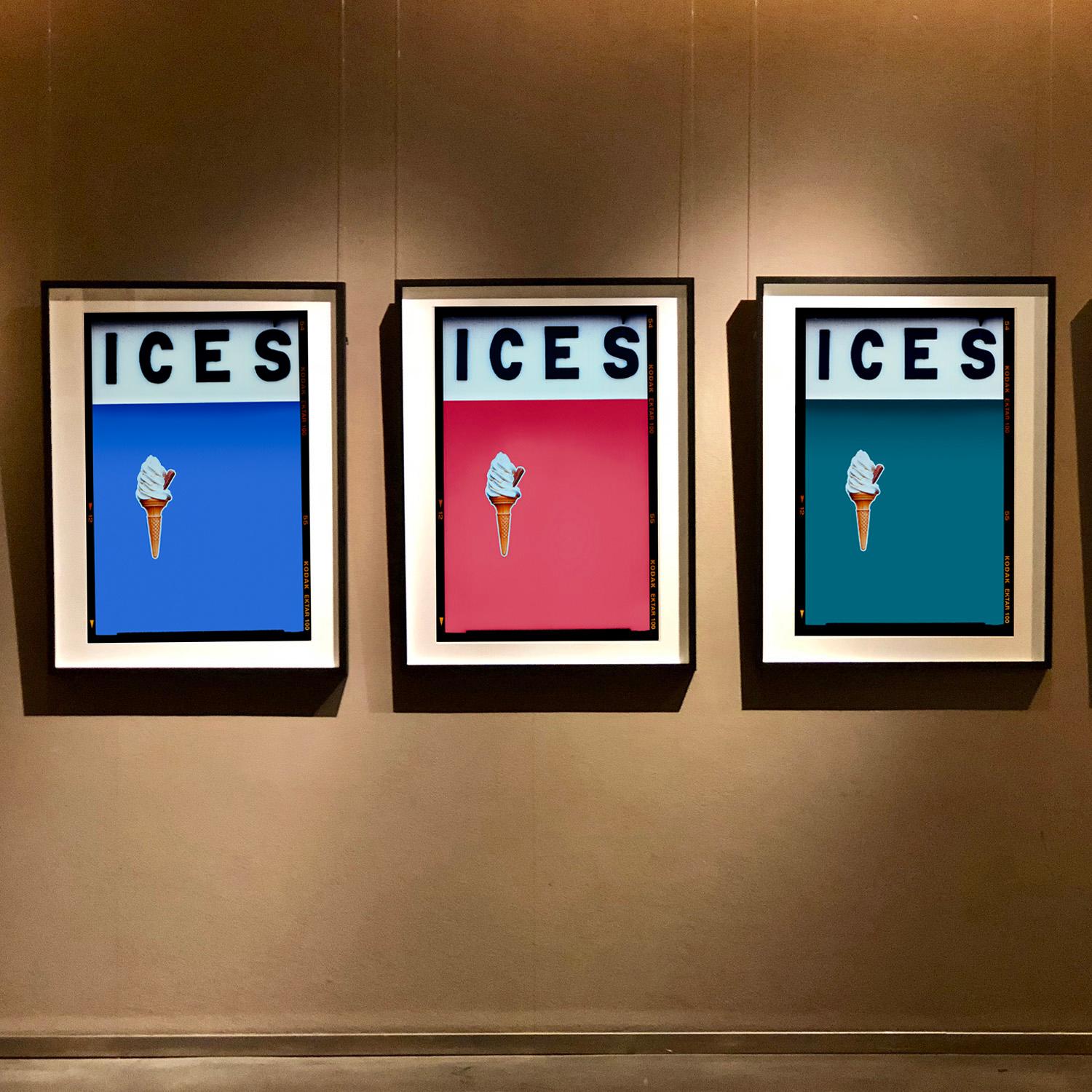 ICES Cornflower Blue, Bexhill-on-Sea - Photographie typographie Pop Art - Contemporain Print par Richard Heeps