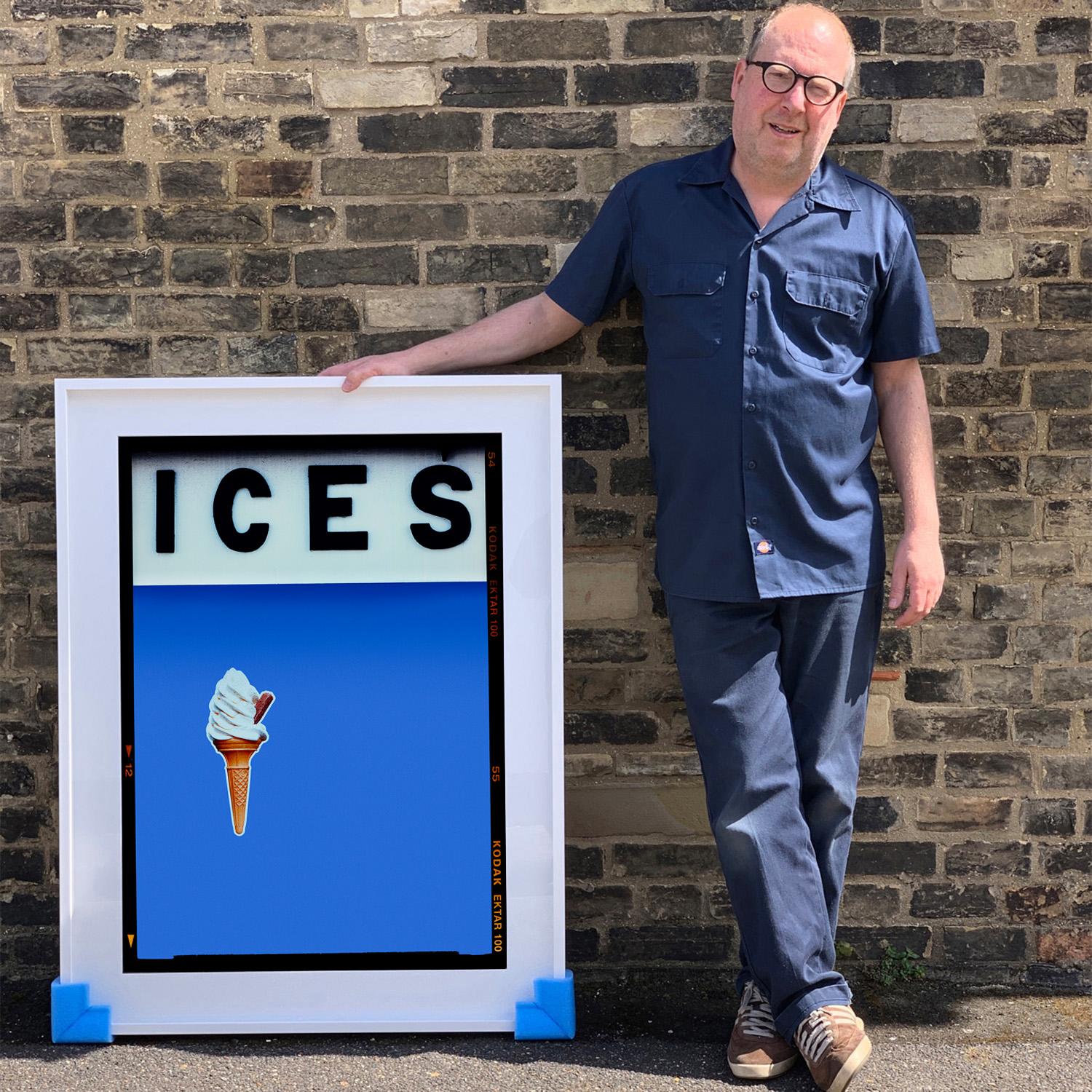 ICES Cornflower Blue, Bexhill-on-Sea - Photographie typographie Pop Art - Bleu Print par Richard Heeps