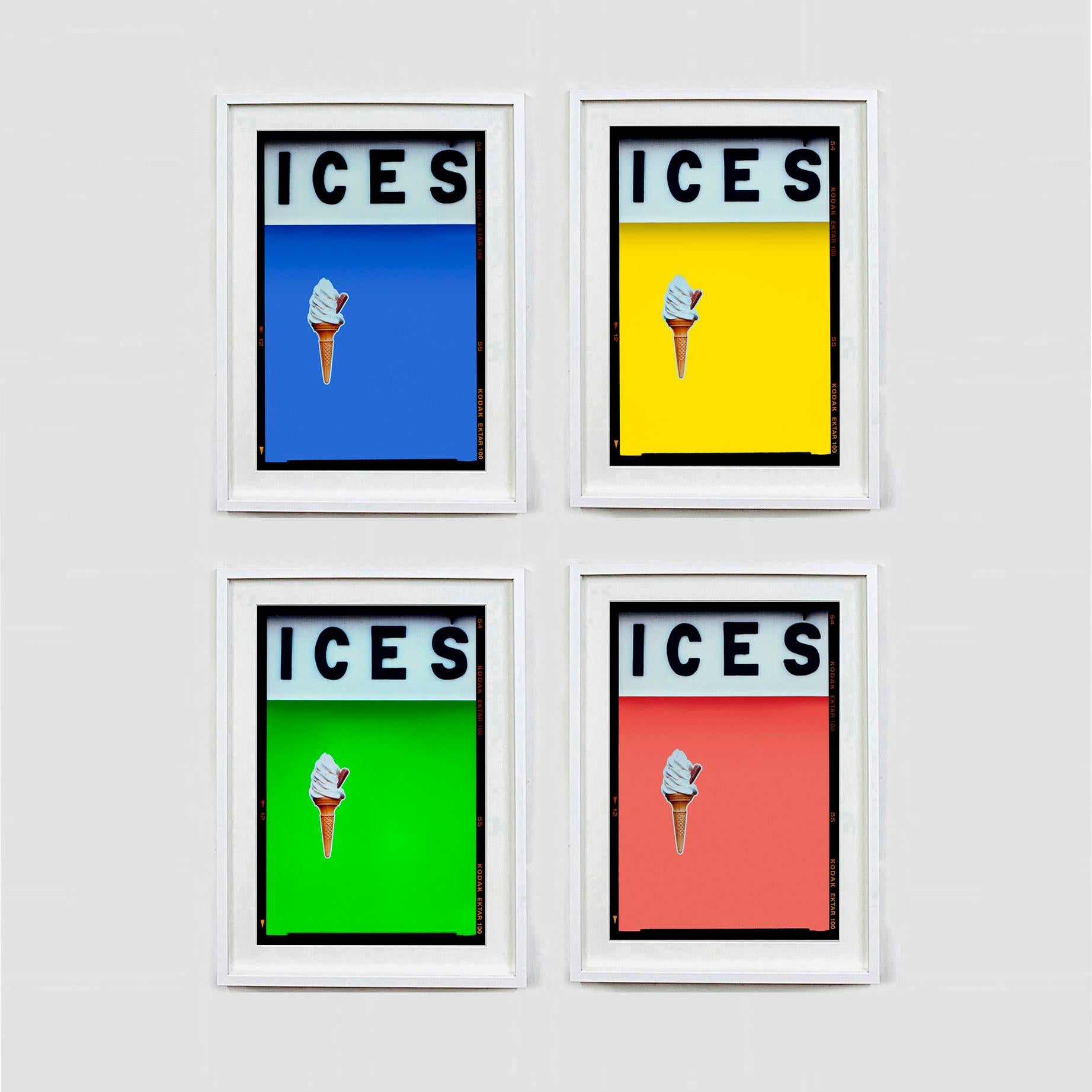 ICES Kornblumenblau, Bexhill-on-Sea - Pop Art Typografiefotografie (Blau), Color Photograph, von Richard Heeps