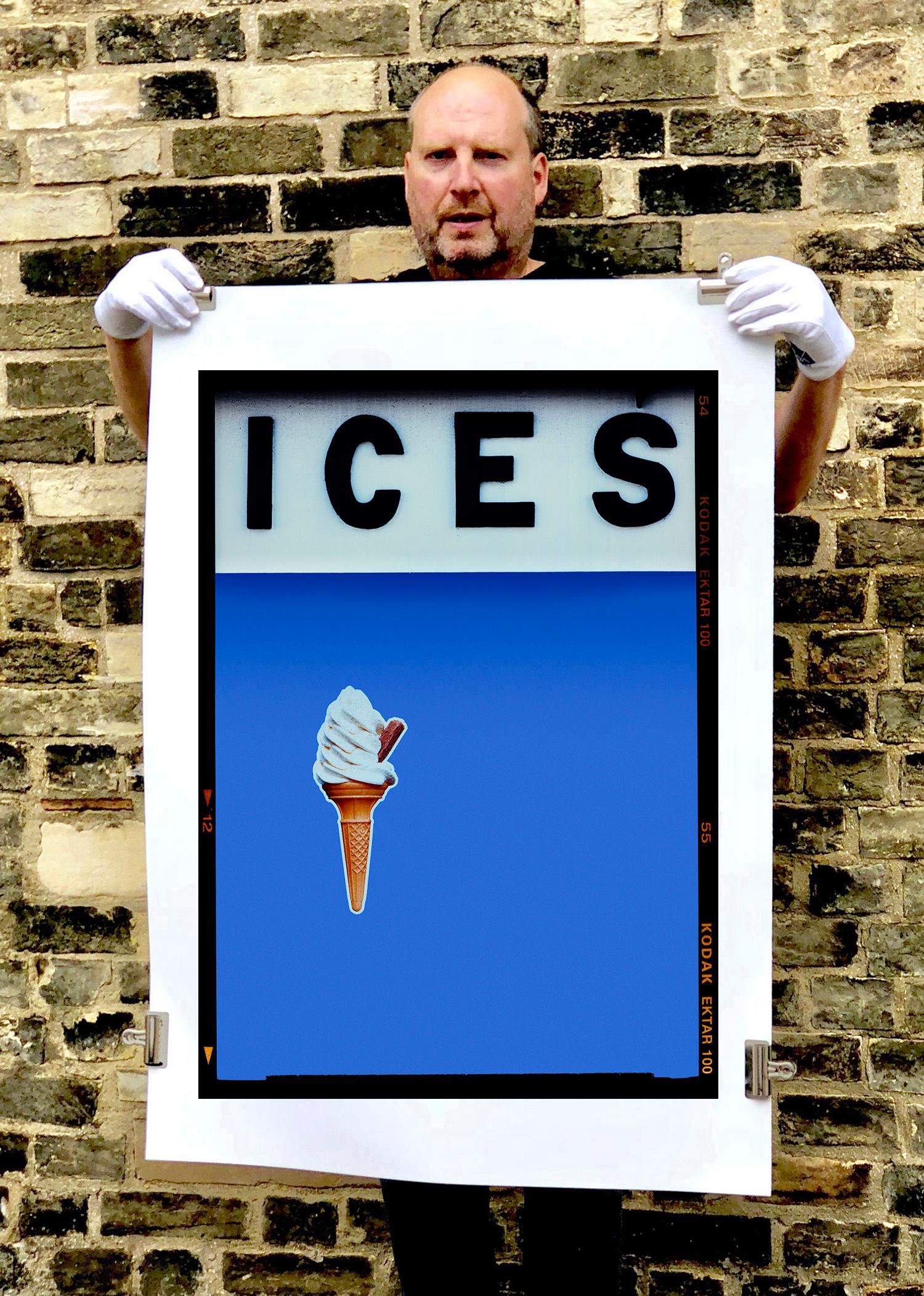 ICES Cornflower Blue, photographie de rue pop art audacieuse tirée de la série On-Sea de Richard Heeps.

Créée comme une ode aux visites d'enfance de Richard à ses grands-parents vivant sur la côte du Sussex, l'œuvre d'art raconte les joies simples