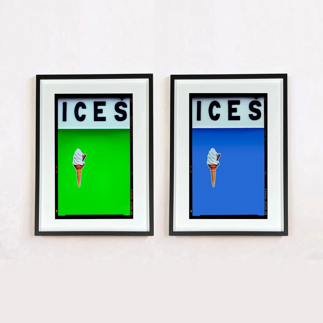 ICES Cornflower Blue, Bexhill-on-Sea - Photographie typographie Pop Art en vente 1