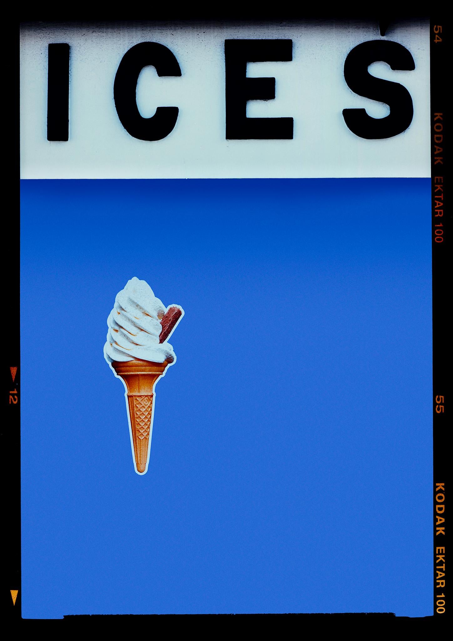 Print Richard Heeps - ICES Cornflower Blue, Bexhill-on-Sea - Photographie typographie Pop Art