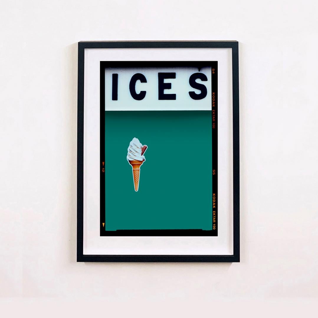 Ices (Deep Green Teal), Bexhill-on-Sea - British Pop Art Farbfotografie – Print von Richard Heeps