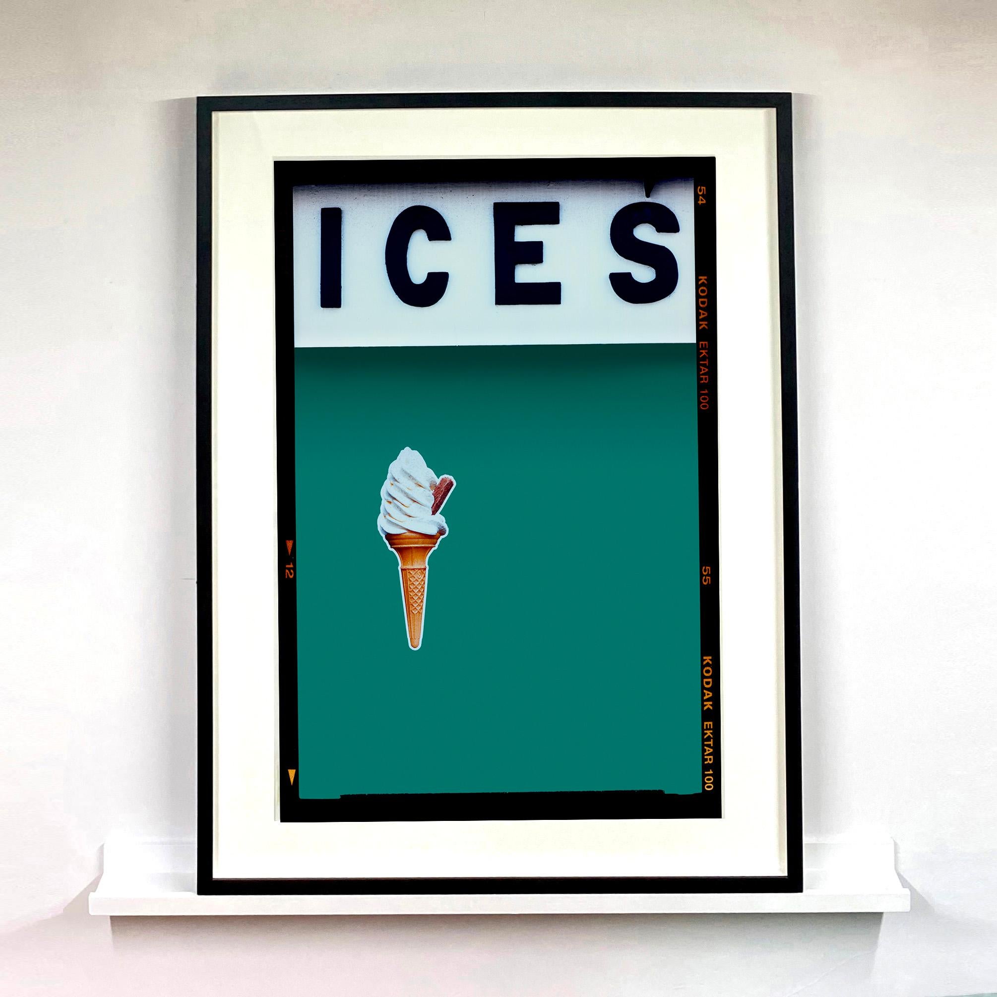 Ices (Deep Green Teal), Bexhill-on-Sea - British Pop Art Farbfotografie – Photograph von Richard Heeps