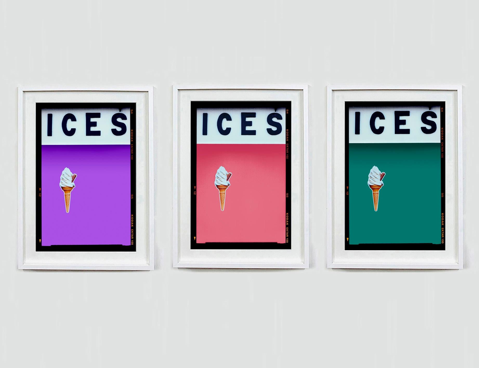 ICES, von Richard Heeps, fotografiert an der britischen Küste am Ende des Sommers 2020. Bei diesem Kunstwerk geht es darum, Erinnerungen an die einfache Freude von Tagen am Strand zu wecken. Die tiefgrüne, tealfarbene Farbgebung, die Typografie und