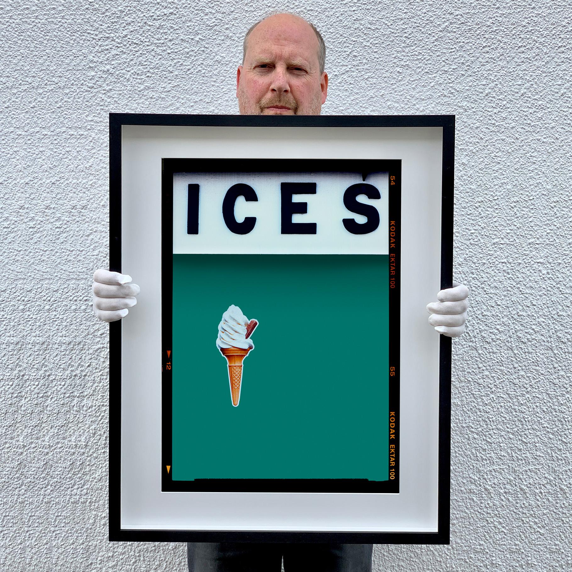 CIEM, por Richard Heeps, fotografiado en la costa británica a finales del verano de 2020. Esta obra de arte trata de evocar recuerdos de la sencilla alegría de los días junto a la playa. El bloque de color verde azulado intenso, la tipografía y el