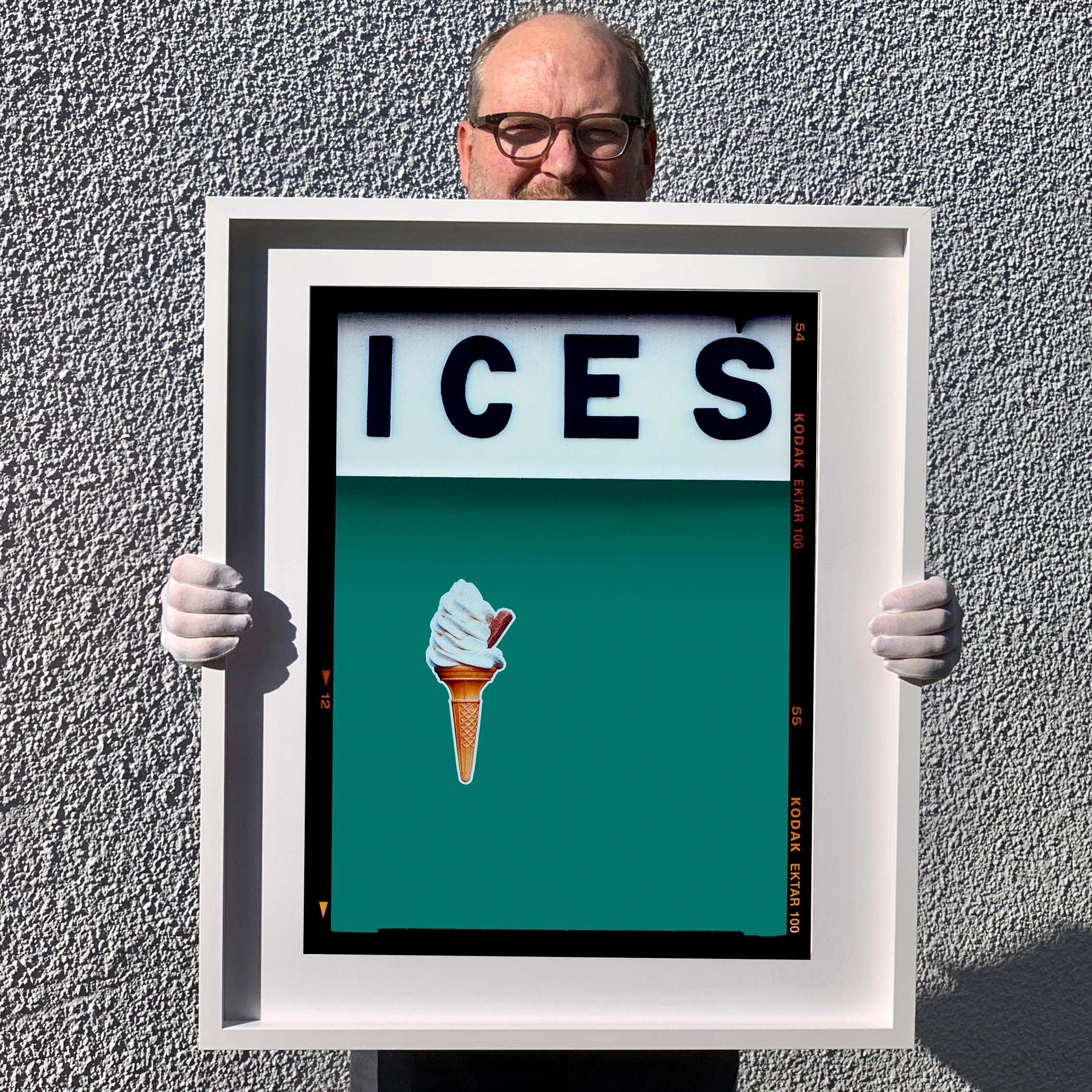 Ices (Deep Green Teal), Bexhill-on-Sea - Fotografía Pop Art británica en color en venta 2