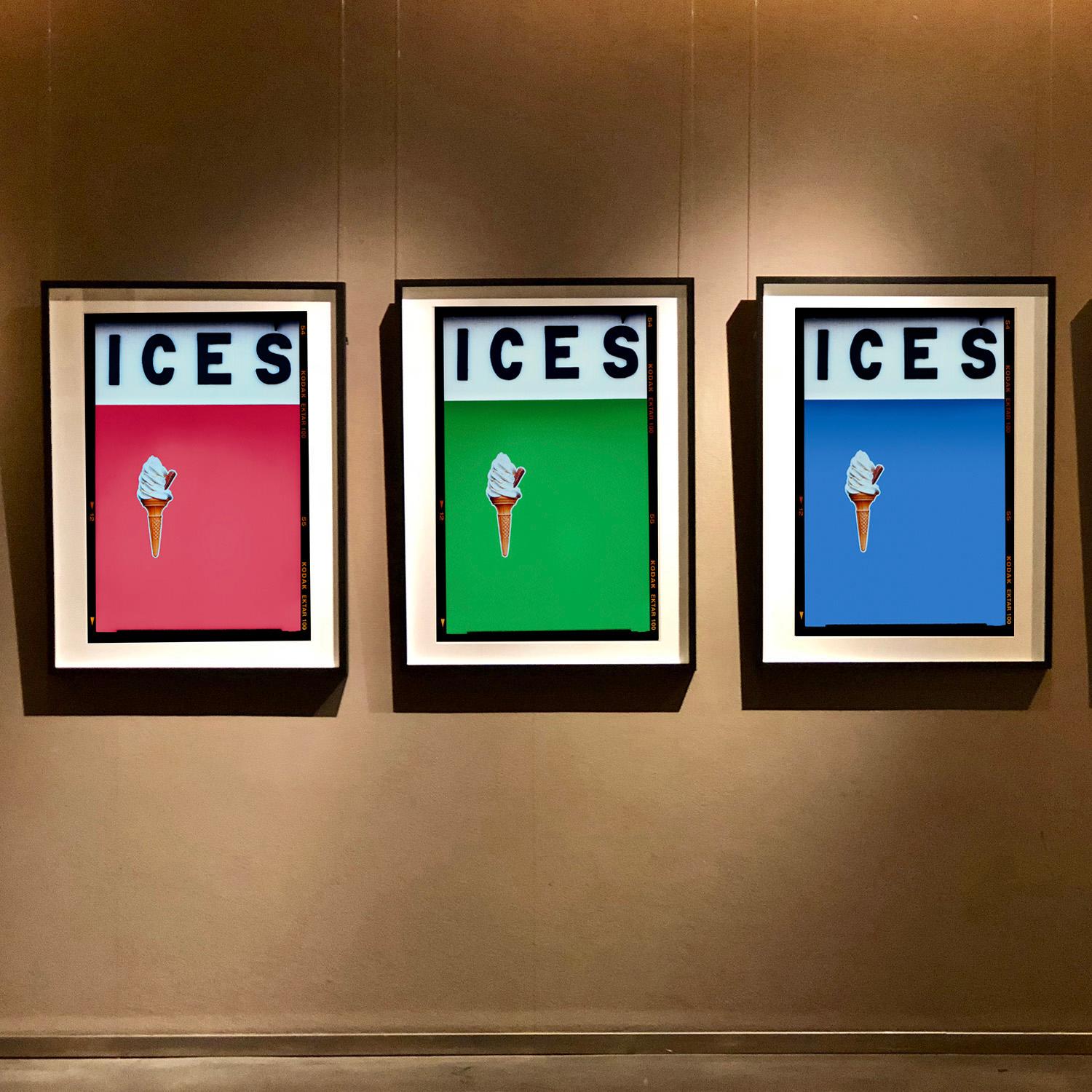 ICES, von Richard Heeps, fotografiert an der britischen Küste am Ende des Sommers 2020. Bei diesem Kunstwerk geht es darum, Erinnerungen an die einfache Freude von Tagen am Strand zu wecken. Die grüne Farbgebung, die Typografie und die surreale