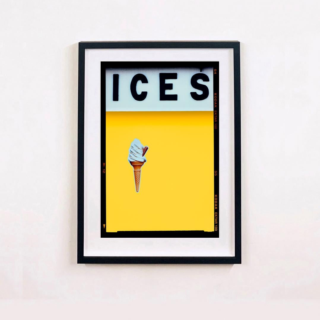 ICES Honey Yellow, Bexhill-on-Sea - Pop Art Typografie Fotografie – Photograph von Richard Heeps