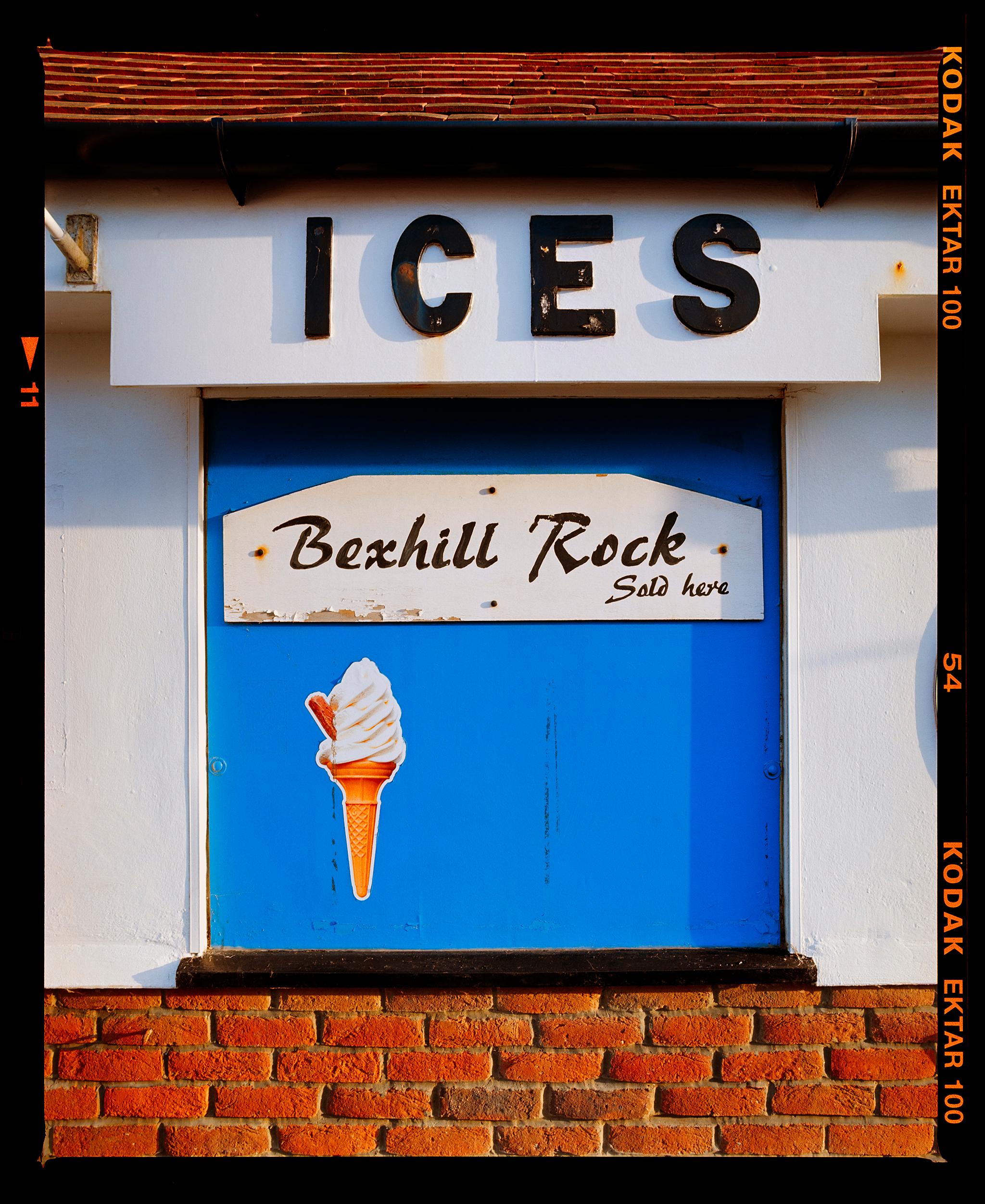 Richard Heeps Color Photograph – ICES Kiosk, Bexhill-on-Sea - Englische Retro-Typografie Farbfotografie