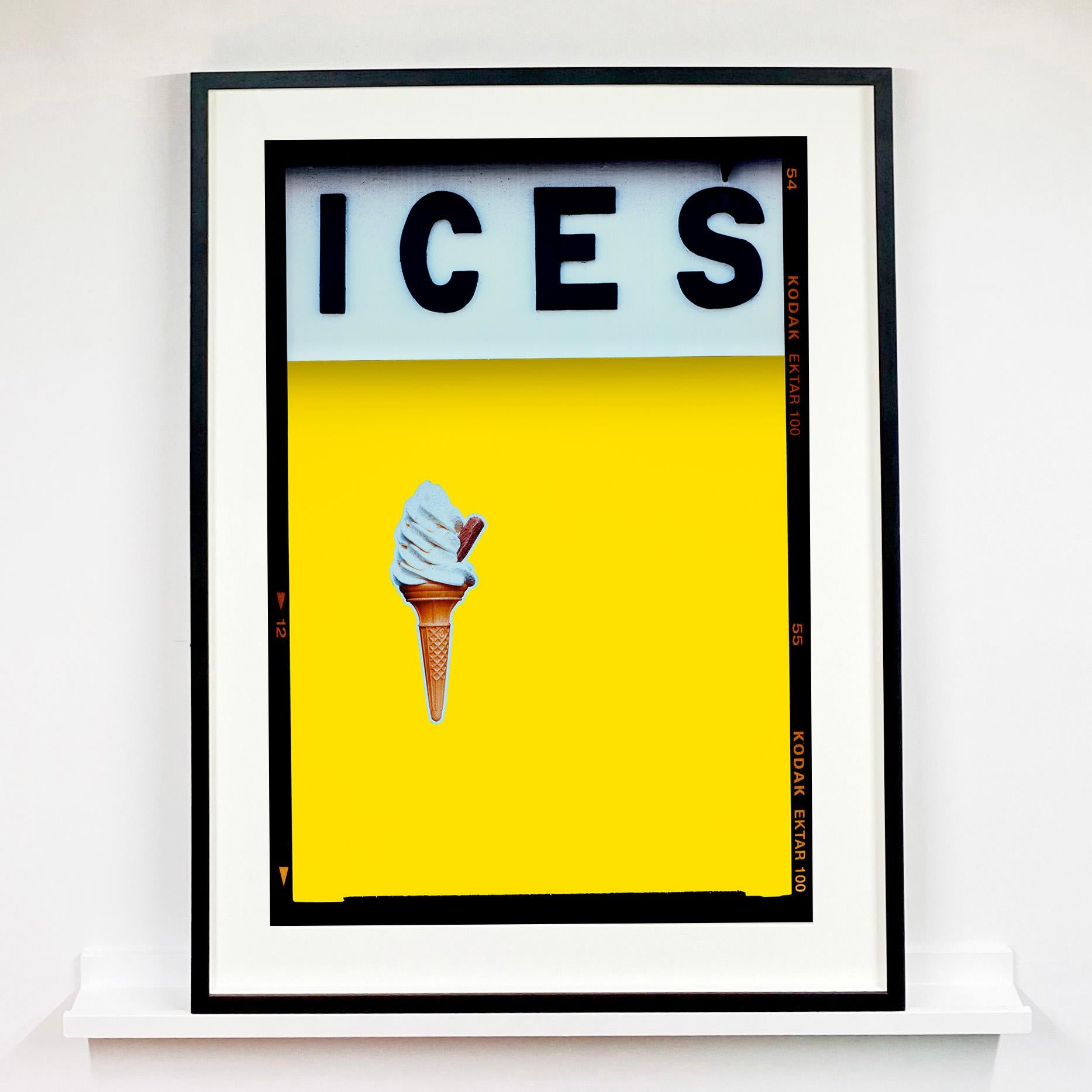 ICES Zitronengelb, Bexhill-on-Sea - Pop Art Typografiefotografie – Print von Richard Heeps
