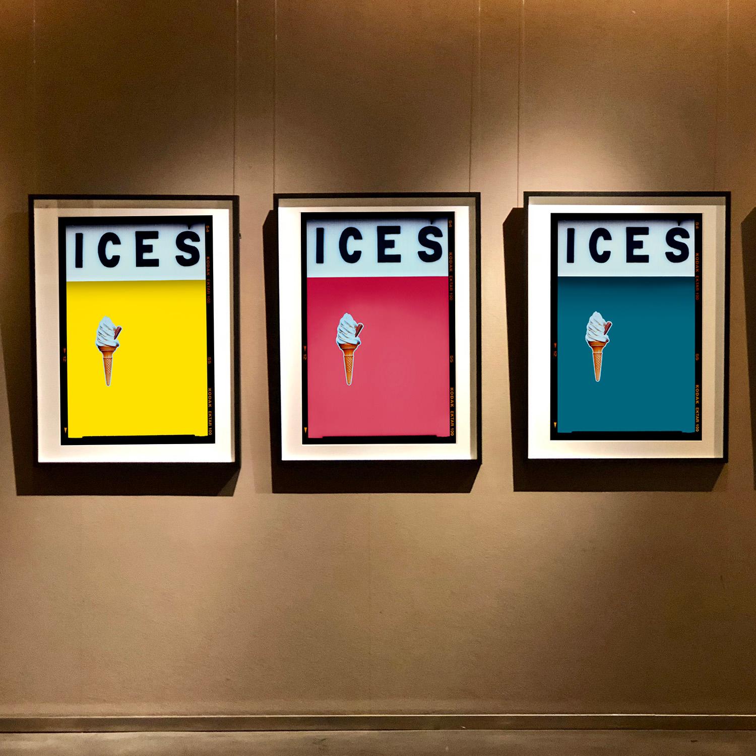 ICES Zitronengelb, Bexhill-on-Sea - Pop Art Typografiefotografie (Gelb), Print, von Richard Heeps