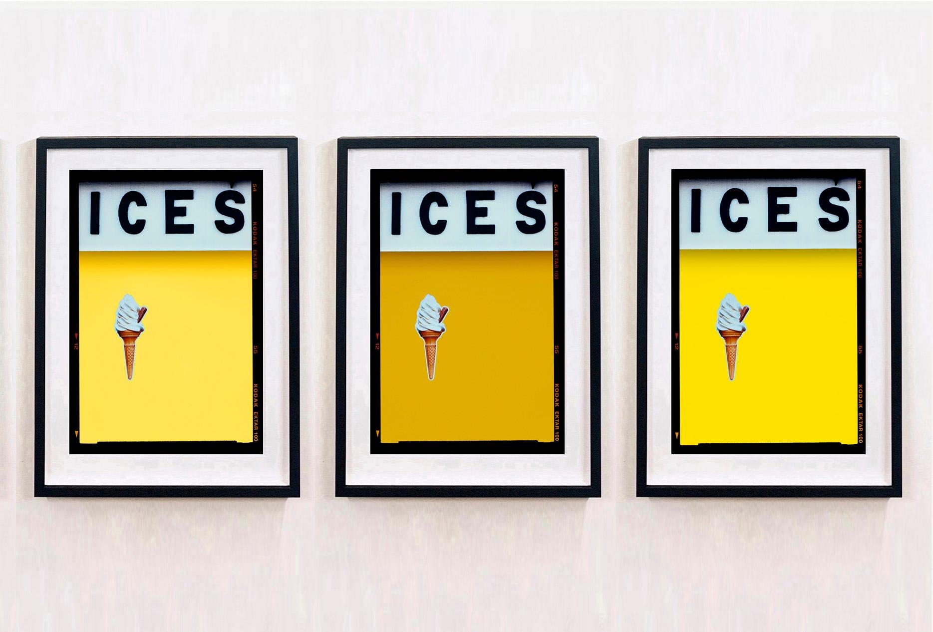 ICES Zitronengelb, kühne Pop-Art-Straßenfotografie aus der Serie On-Sea von Richard Heeps.

Als Ode an Richards Kindheitsbesuche bei seinen Großeltern an der Küste von Sussex entstanden, erzählt das Kunstwerk von den einfachen Freuden der britischen