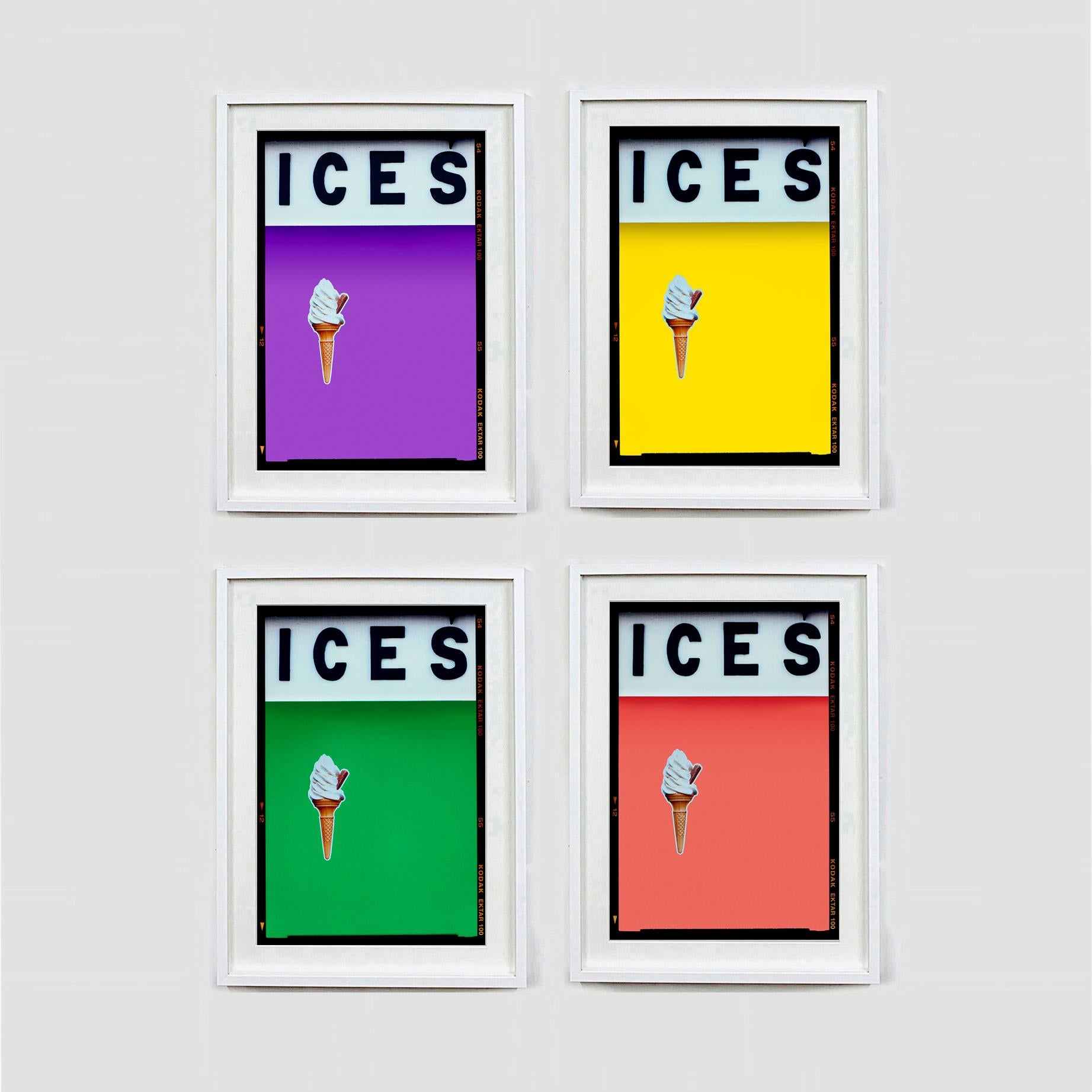 ICES Zitronengelb, kühne Pop-Art-Straßenfotografie aus der Serie On-Sea von Richard Heeps.

Als Ode an Richards Kindheitsbesuche bei seinen Großeltern an der Küste von Sussex entstanden, erzählt das Kunstwerk von den einfachen Freuden der britischen