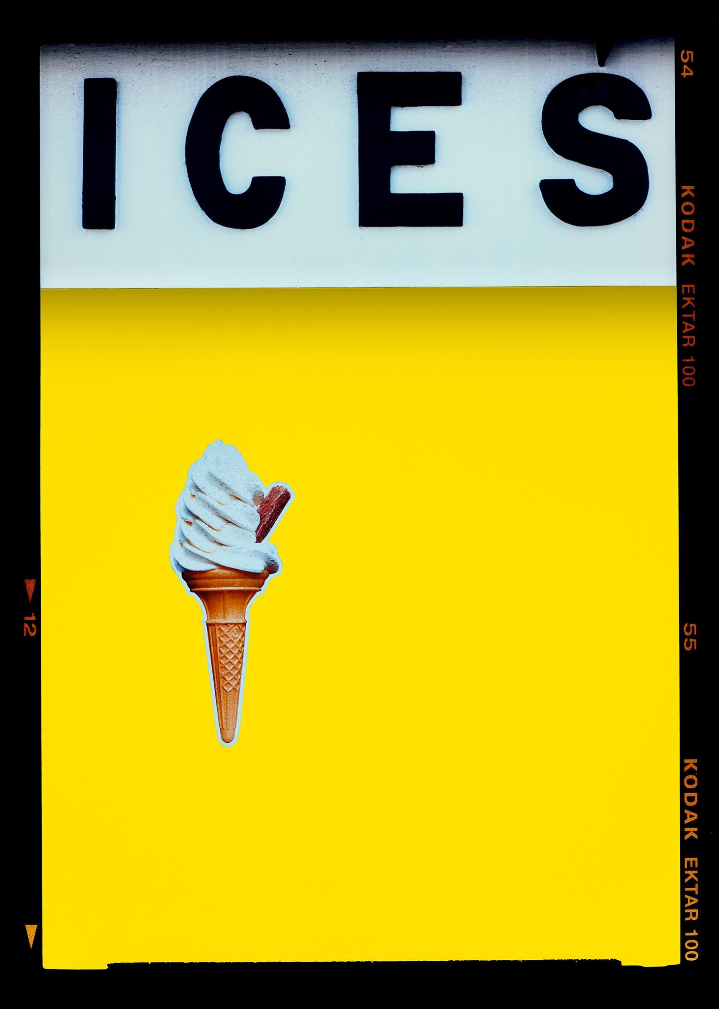 Richard Heeps Print – ICES Zitronengelb, Bexhill-on-Sea - Pop Art Typografiefotografie