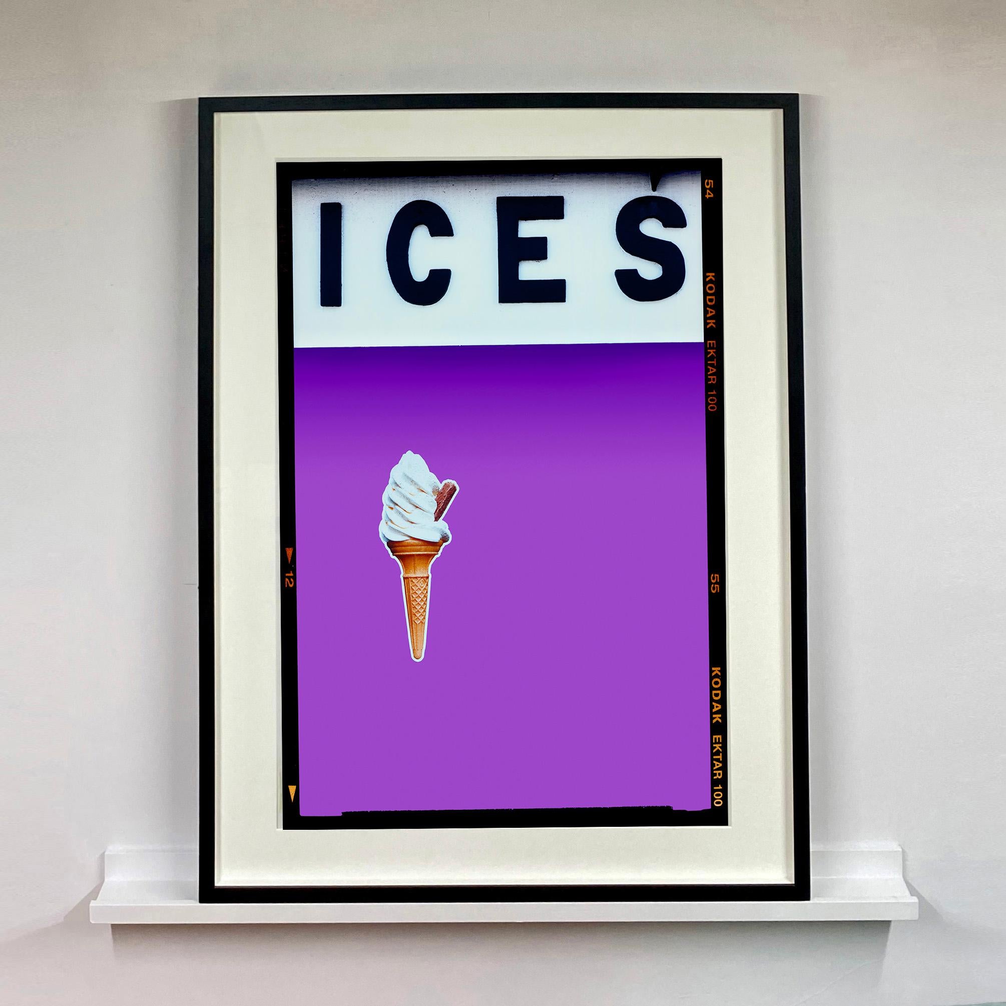 CIEM (Lila), Bexhill-on-Sea - Fotografía en color de la costa británica - Photograph Contemporáneo de Richard Heeps