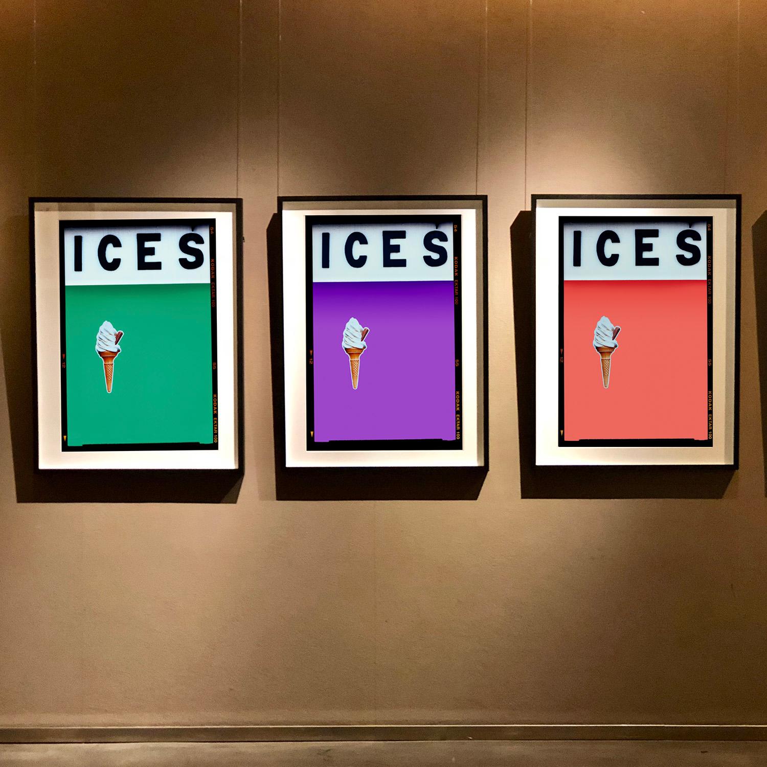 CIEM, por Richard Heeps, fotografiado en la costa británica a finales del verano de 2020. Esta obra de arte trata de evocar recuerdos de la sencilla alegría de los días junto a la playa. El bloque de color lila púrpura, la tipografía y el giro