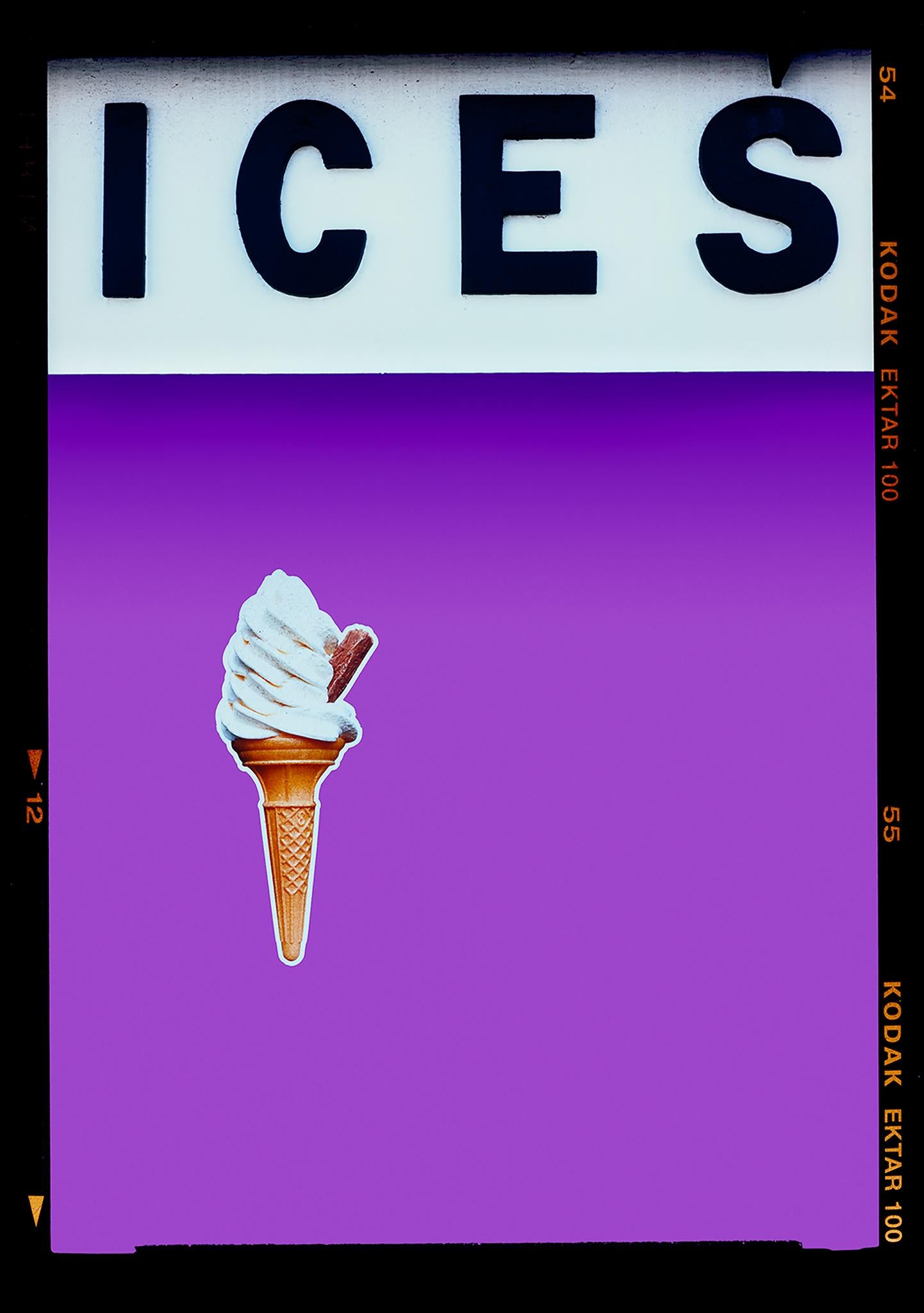 Color Photograph de Richard Heeps - CIEM (Lila), Bexhill-on-Sea - Fotografía en color de la costa británica