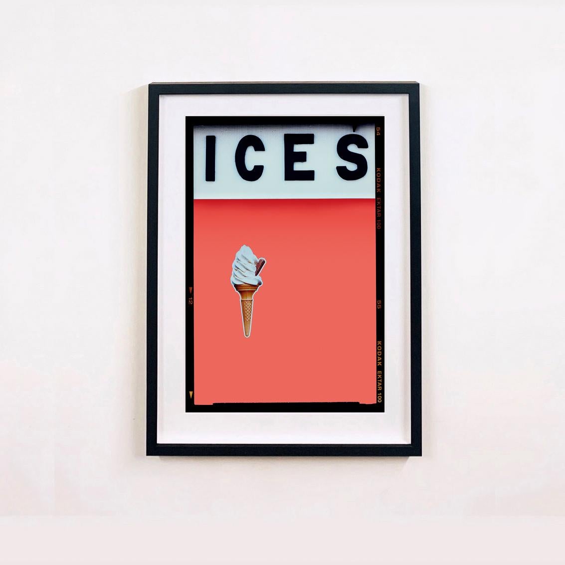 Ices (Melondrama), Bexhill-on-Sea – Farbfotografie am Meer – Print von Richard Heeps