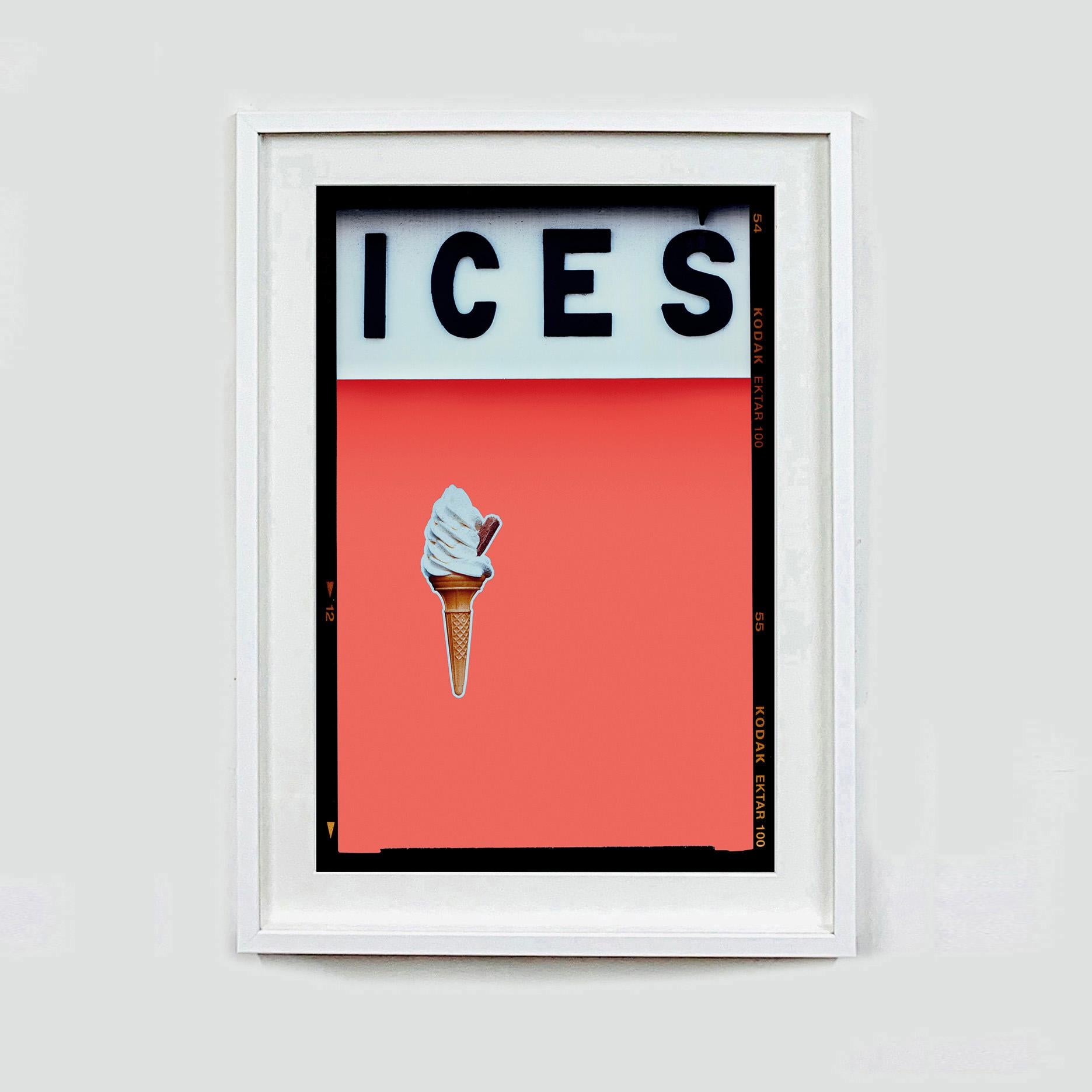 Ices (Melondrama), Bexhill-on-Sea – Farbfotografie am Meer (Zeitgenössisch), Print, von Richard Heeps