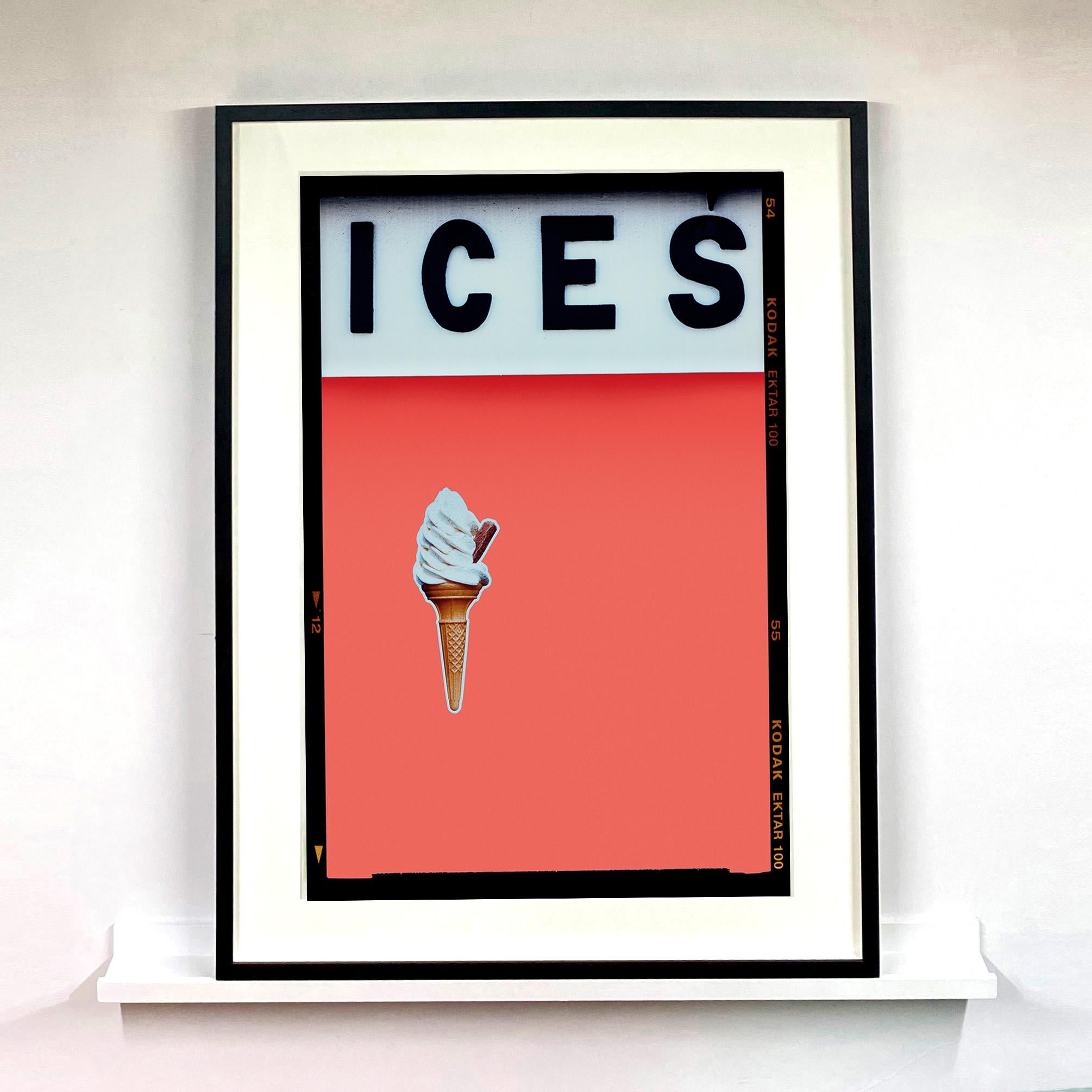 ICES (Melondrama), Bexhill-on-Sea, photographie couleur de bord de mer britannique - Pop Art Print par Richard Heeps