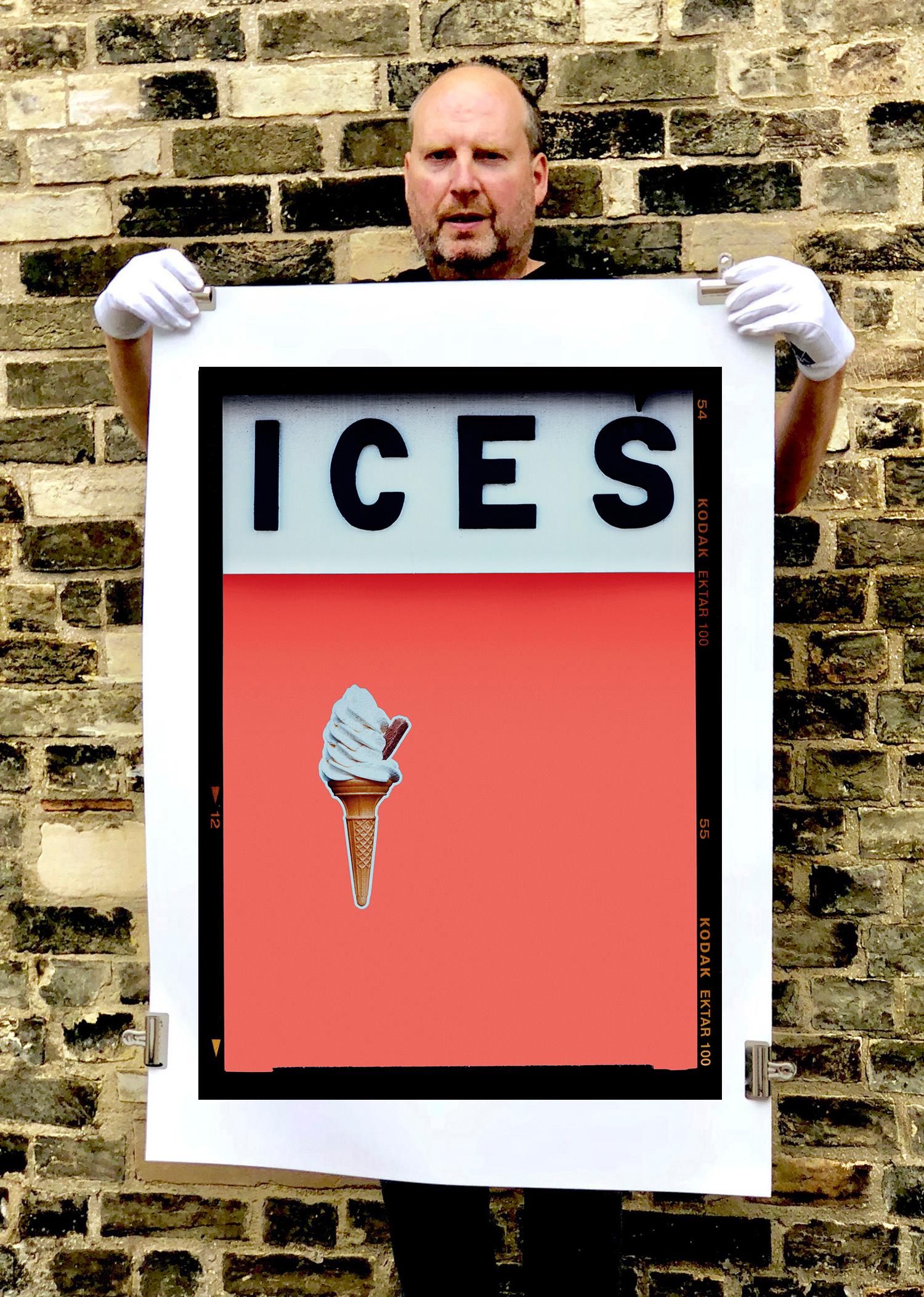 ICES (Melondrama), Bexhill-on-Sea, photographie couleur de bord de mer britannique - Rouge Print par Richard Heeps