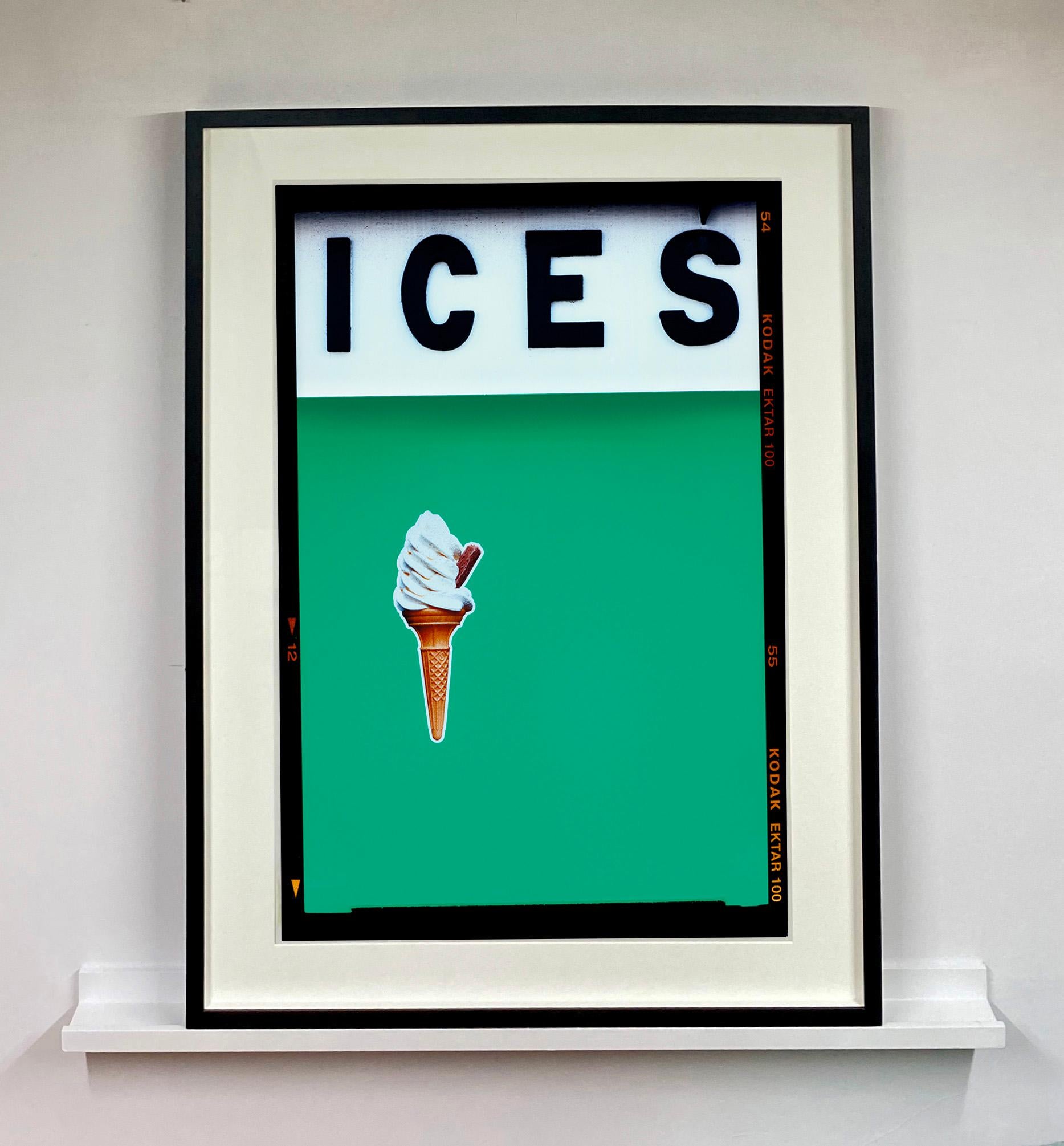 ICES (Viridian Green), Bexhill-on-Sea – britische Farbfotografie am Meer (Zeitgenössisch), Print, von Richard Heeps