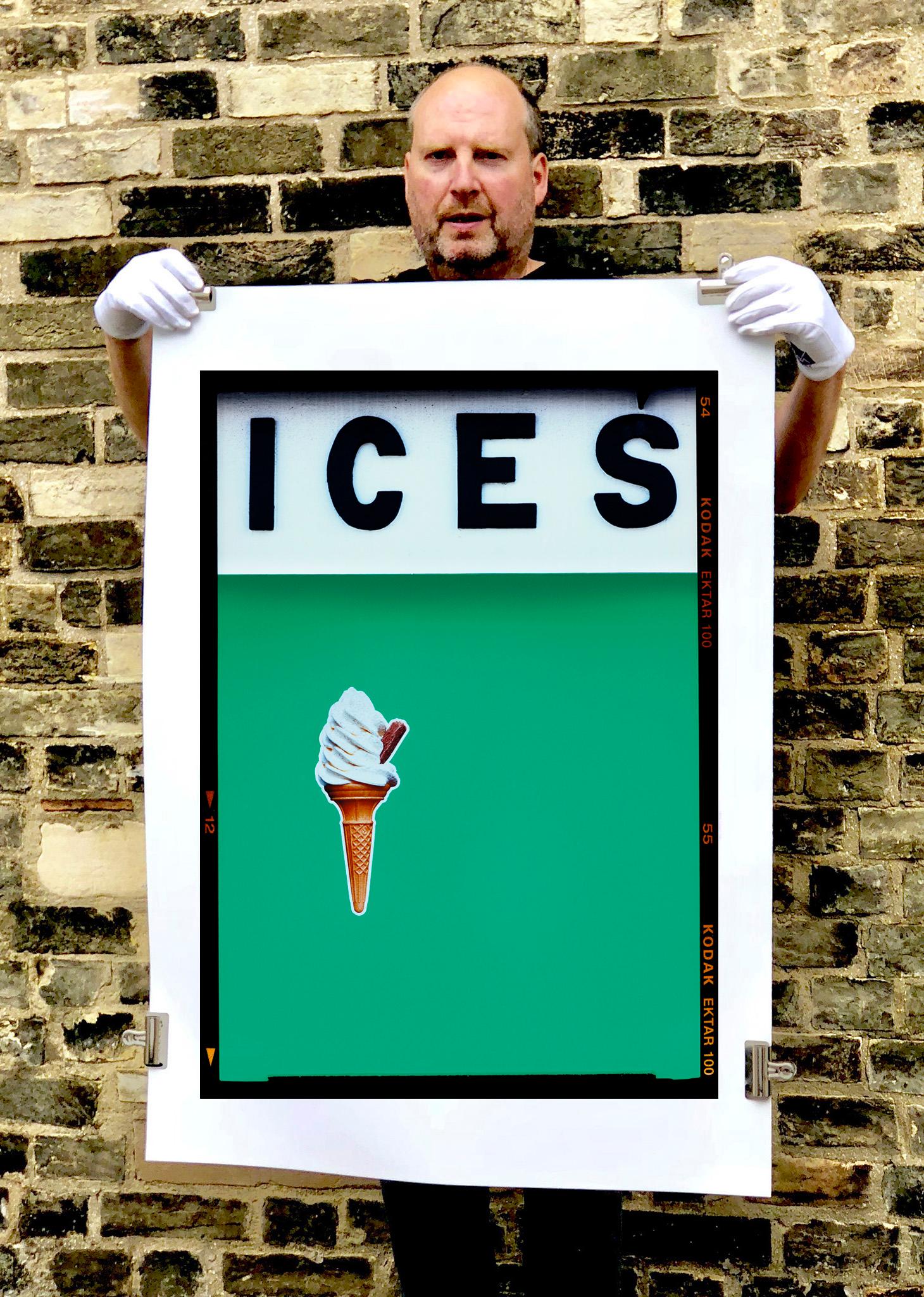 ICES (Viridian Green), Bexhill-on-Sea – britische Farbfotografie am Meer – Print von Richard Heeps