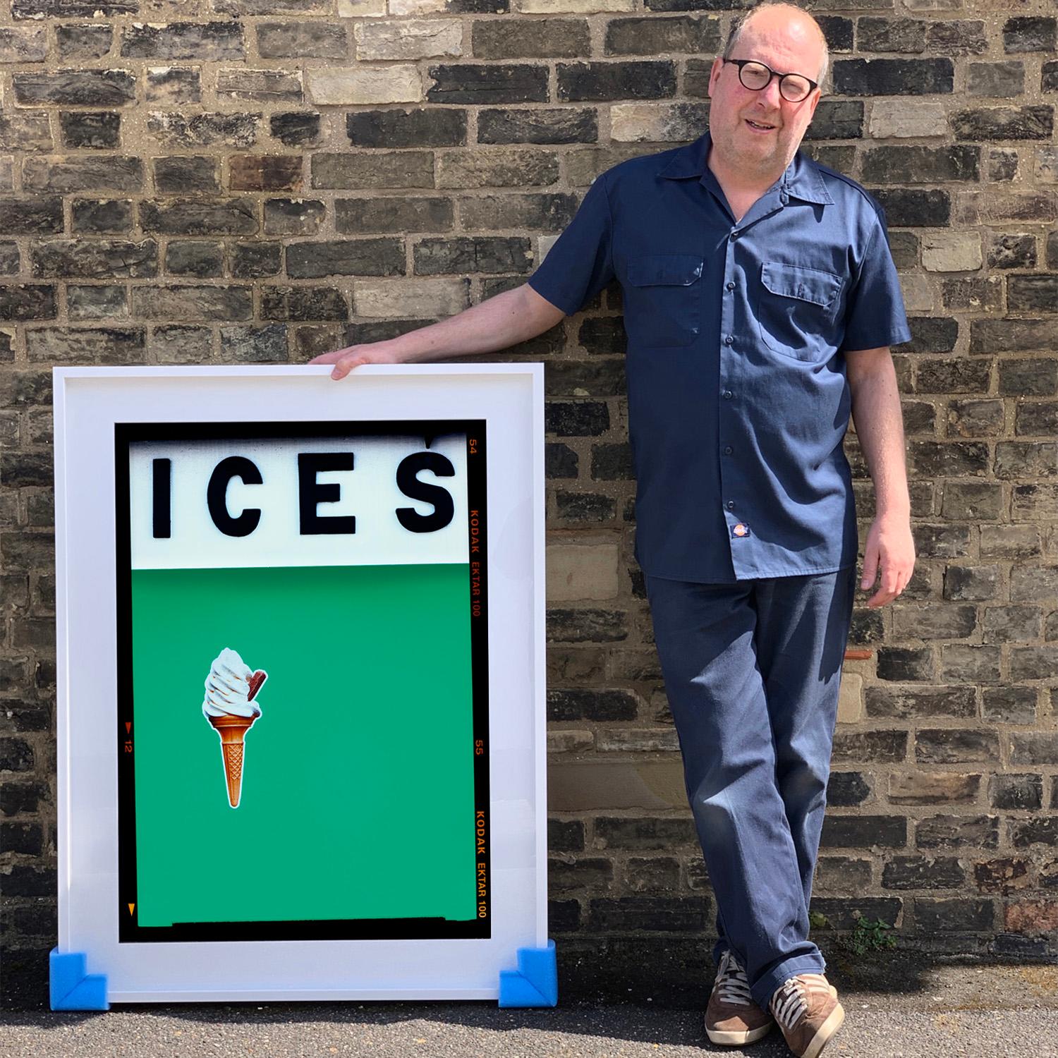 ICES, von Richard Heeps, fotografiert an der britischen Küste am Ende des Sommers 2020. Bei diesem Kunstwerk geht es darum, Erinnerungen an die einfache Freude von Tagen am Strand zu wecken. Die viridiangrüne Farbgebung, die Typografie und die