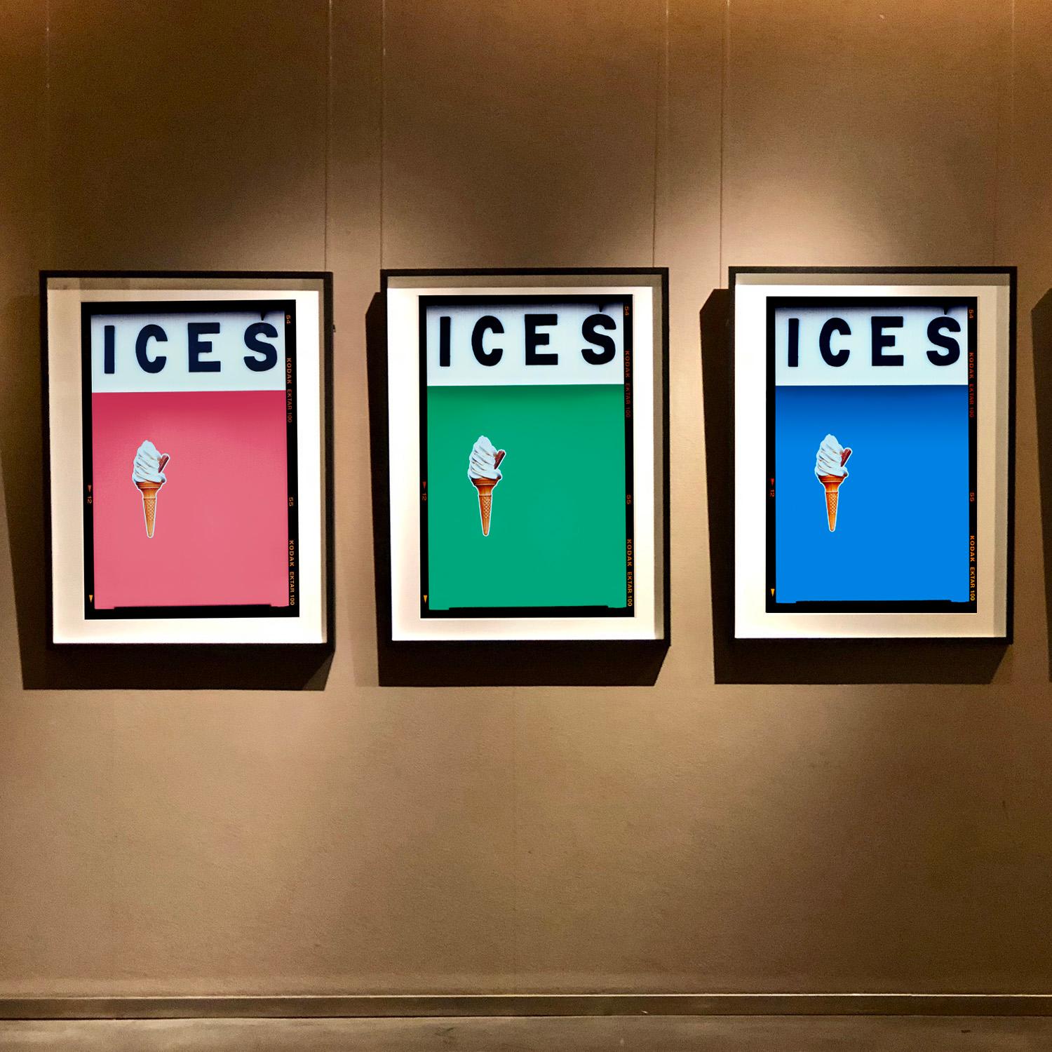 CIEM, por Richard Heeps, fotografiado en la costa británica a finales del verano de 2020. Esta obra de arte trata de evocar recuerdos de la sencilla alegría de los días junto a la playa. El bloque de color verde viridiano, la tipografía y el giro