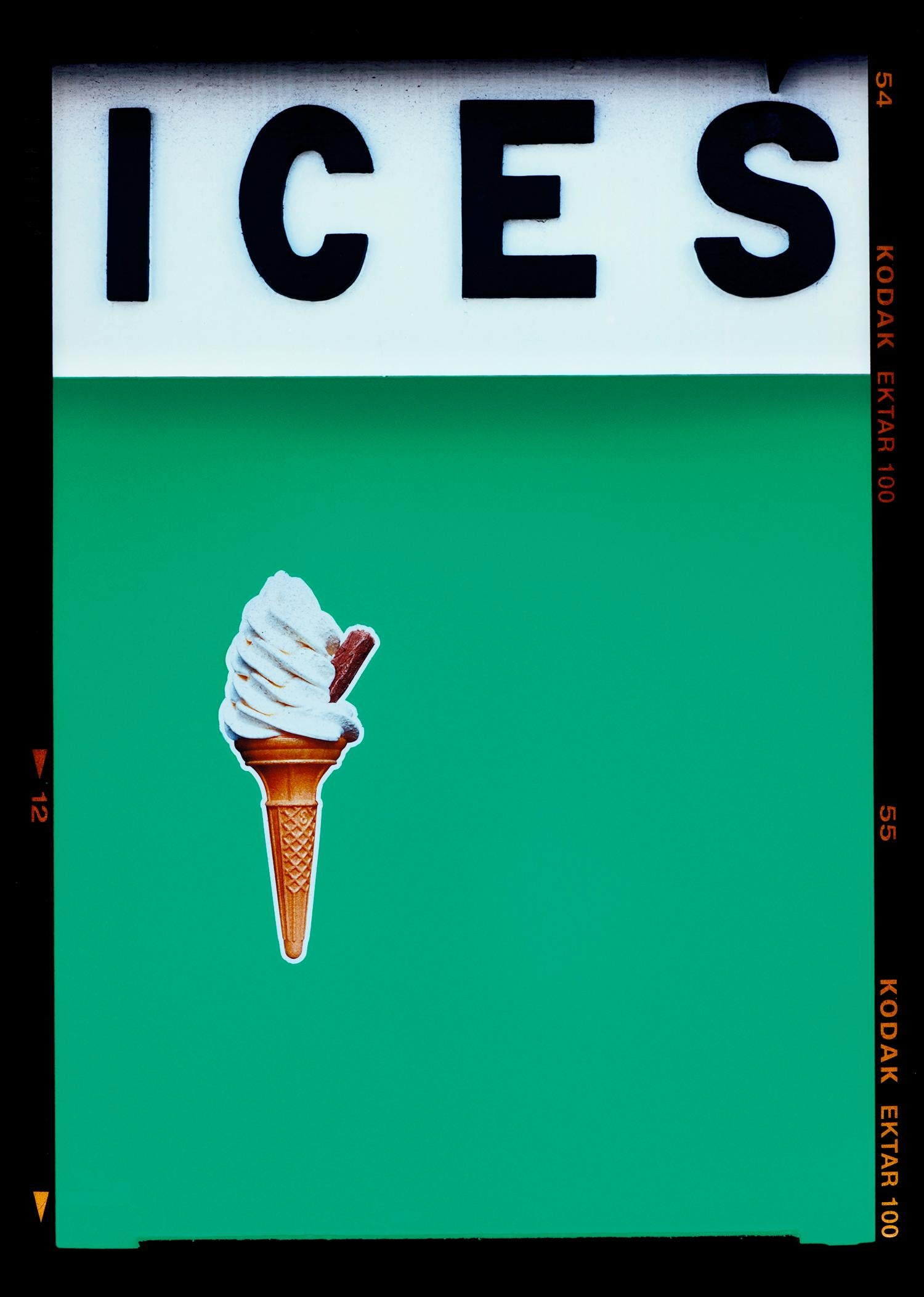 Richard Heeps Print – Eis (Viridian Green), Bexhill-on-Sea – Farbfotografie am Meer