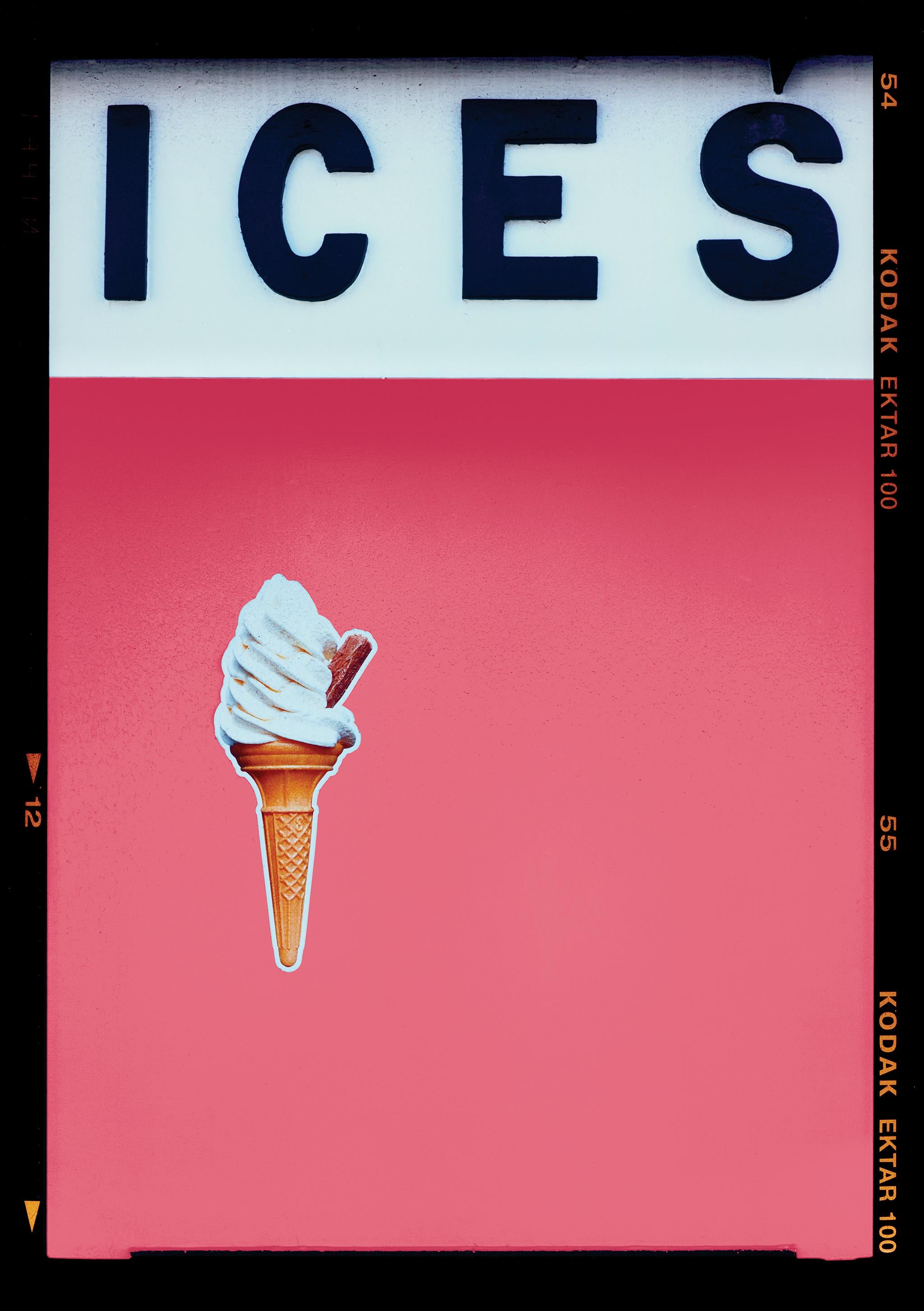 ICES Multicolor Satz von neun gerahmten Kunstwerken.
Ein Satz von neun Pop-Art-Drucken von Richard Heeps aus seiner Great British Staycation-Serie 