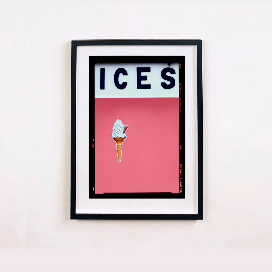 ICES Mehrfarbiger Satz von sechzehn gerahmten Kunstwerken.
Ein Satz von sechzehn Pop-Art-Drucken von Richard Heeps aus seiner Great British Staycation-Serie 