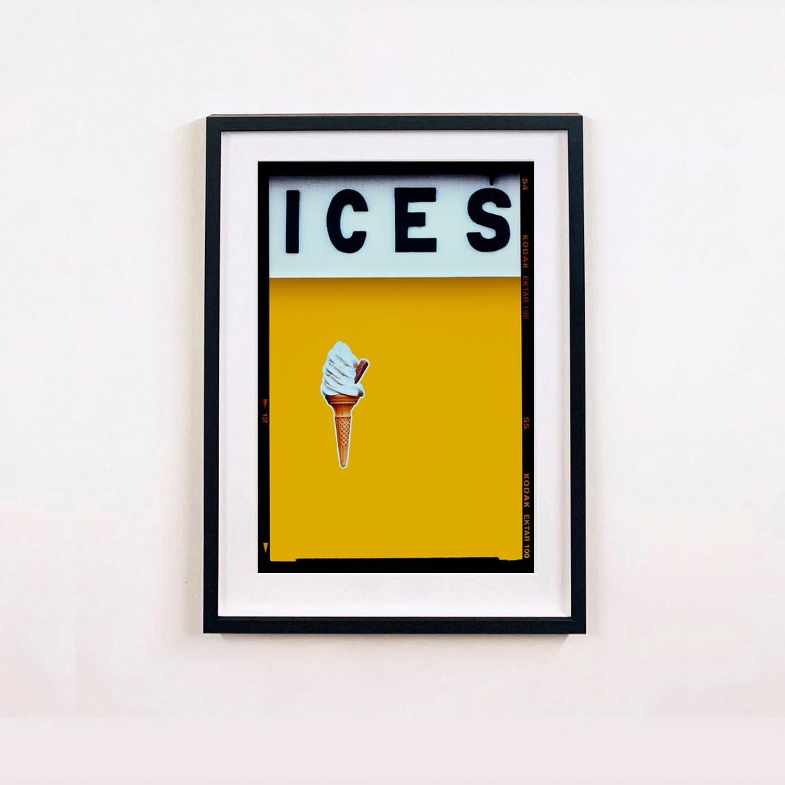 Ices (Amarillo Mostaza), Bexhill-on-Sea - Fotografía británica Pop Art en color - Print de Richard Heeps
