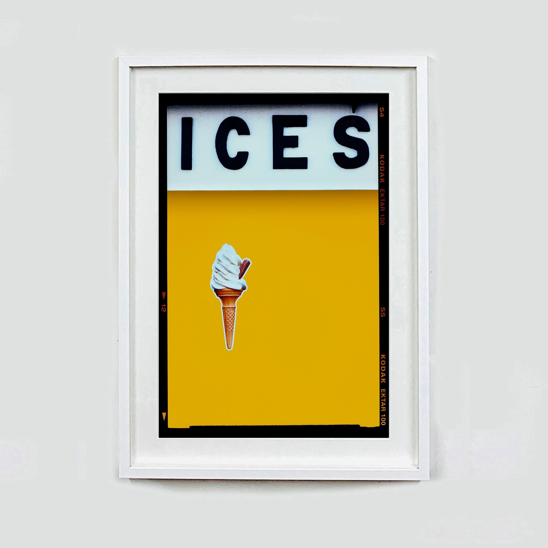 Ices (Amarillo Mostaza), Bexhill-on-Sea - Fotografía británica Pop Art en color - Print Arte pop de Richard Heeps