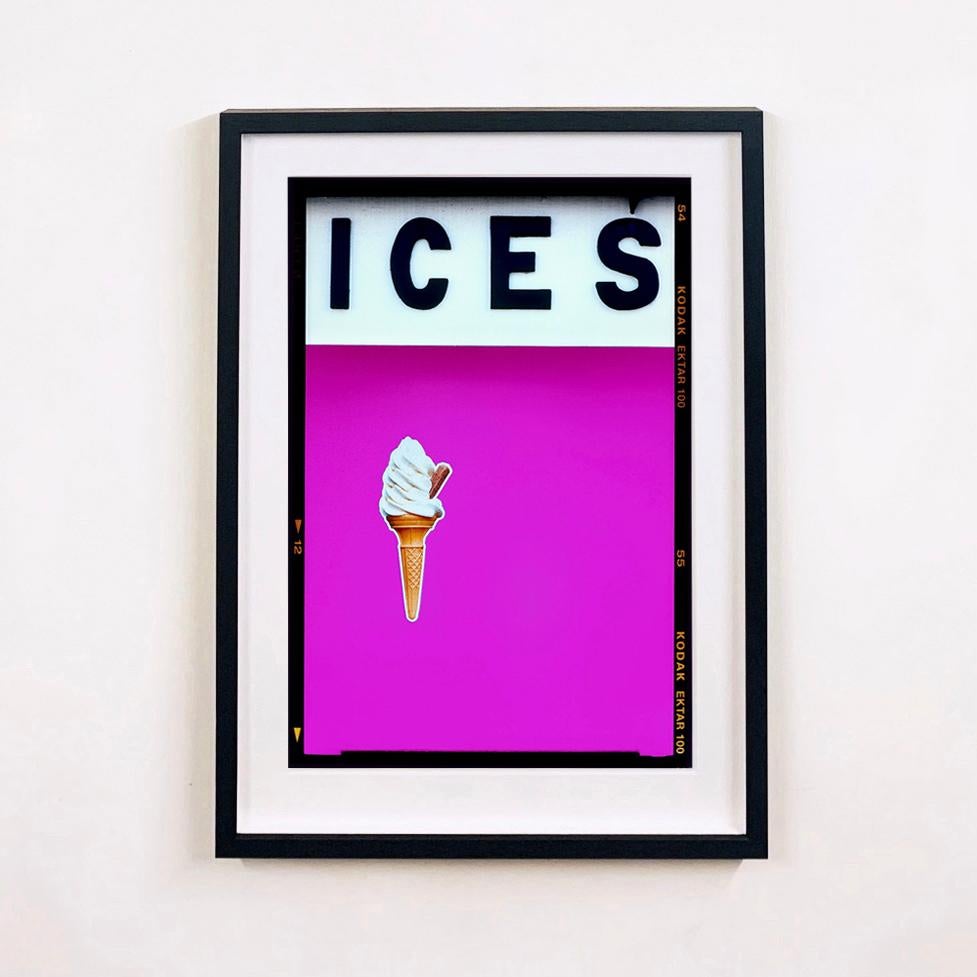 Les glaces (rose), Bexhill-on-Sea - photographie de bord de mer britannique en couleur - Print de Richard Heeps