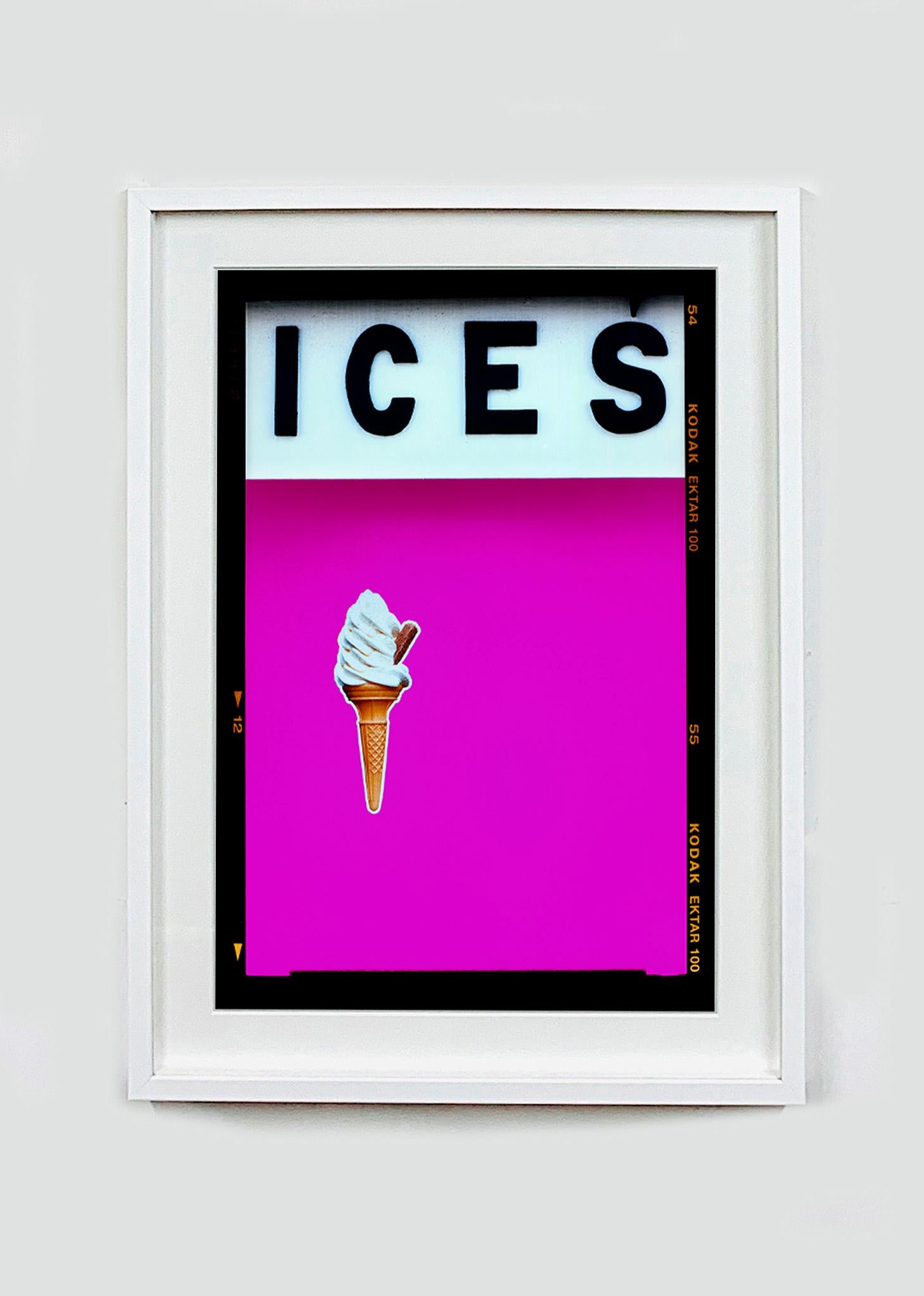 Les glaces (rose), Bexhill-on-Sea - photographie de bord de mer britannique en couleur - Contemporain Print par Richard Heeps