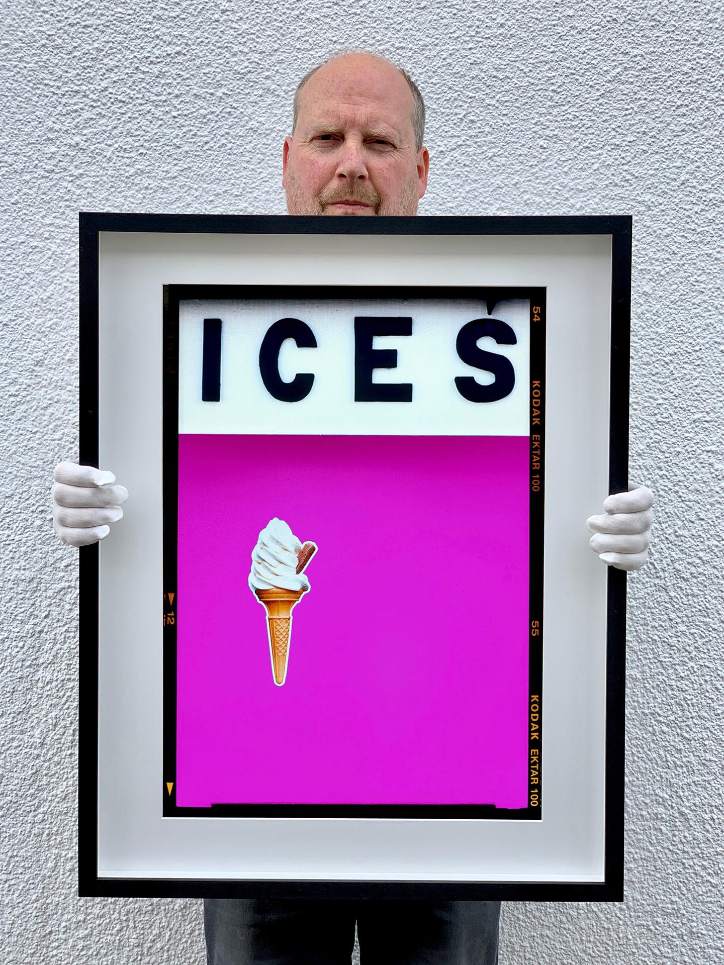Les glaces (rose), Bexhill-on-Sea - photographie de bord de mer britannique en couleur en vente 1