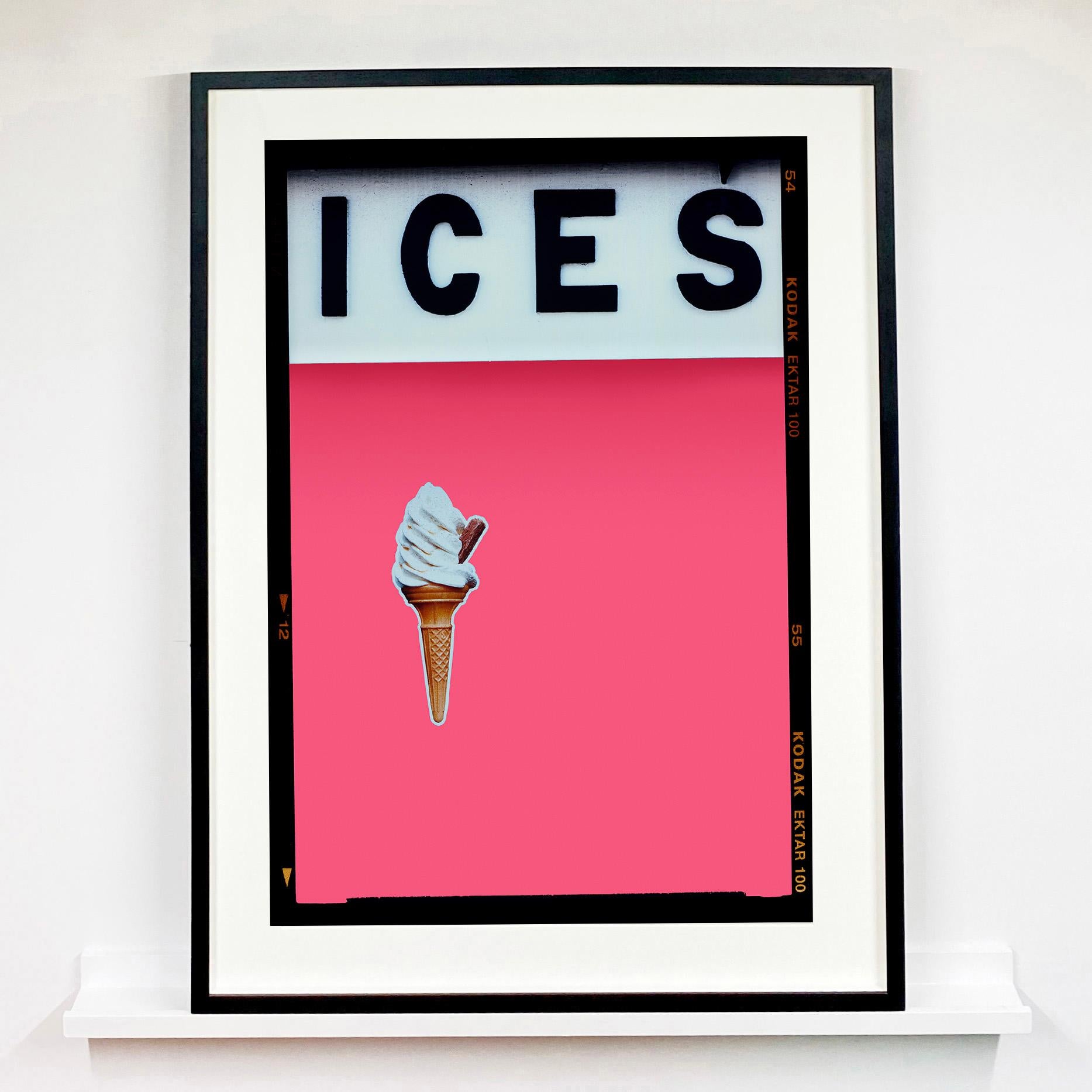 ICES Rosa Zitronenschale, Bexhill-on-Sea - Pop Art Typografiefotografie – Print von Richard Heeps