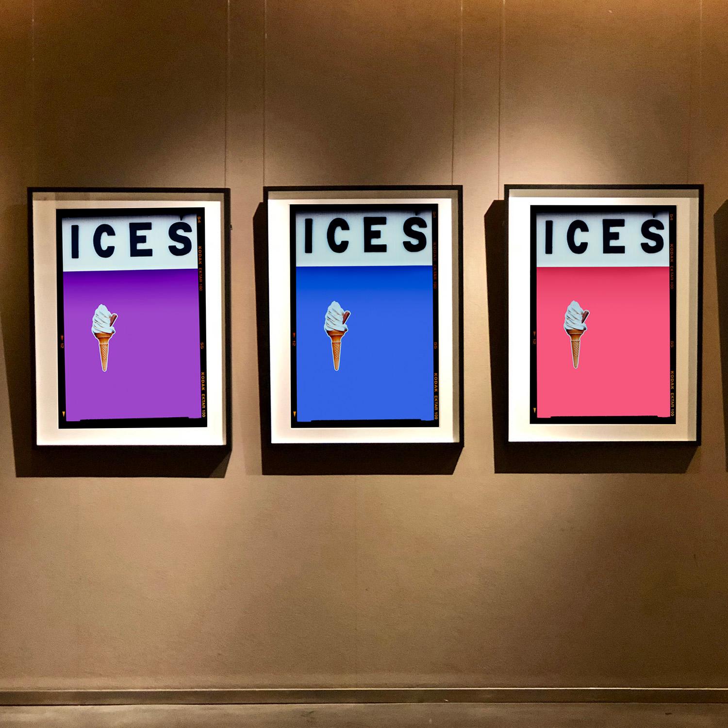 ICES Rosa Zitronenschale, Bexhill-on-Sea - Pop Art Typografiefotografie (Zeitgenössisch), Print, von Richard Heeps