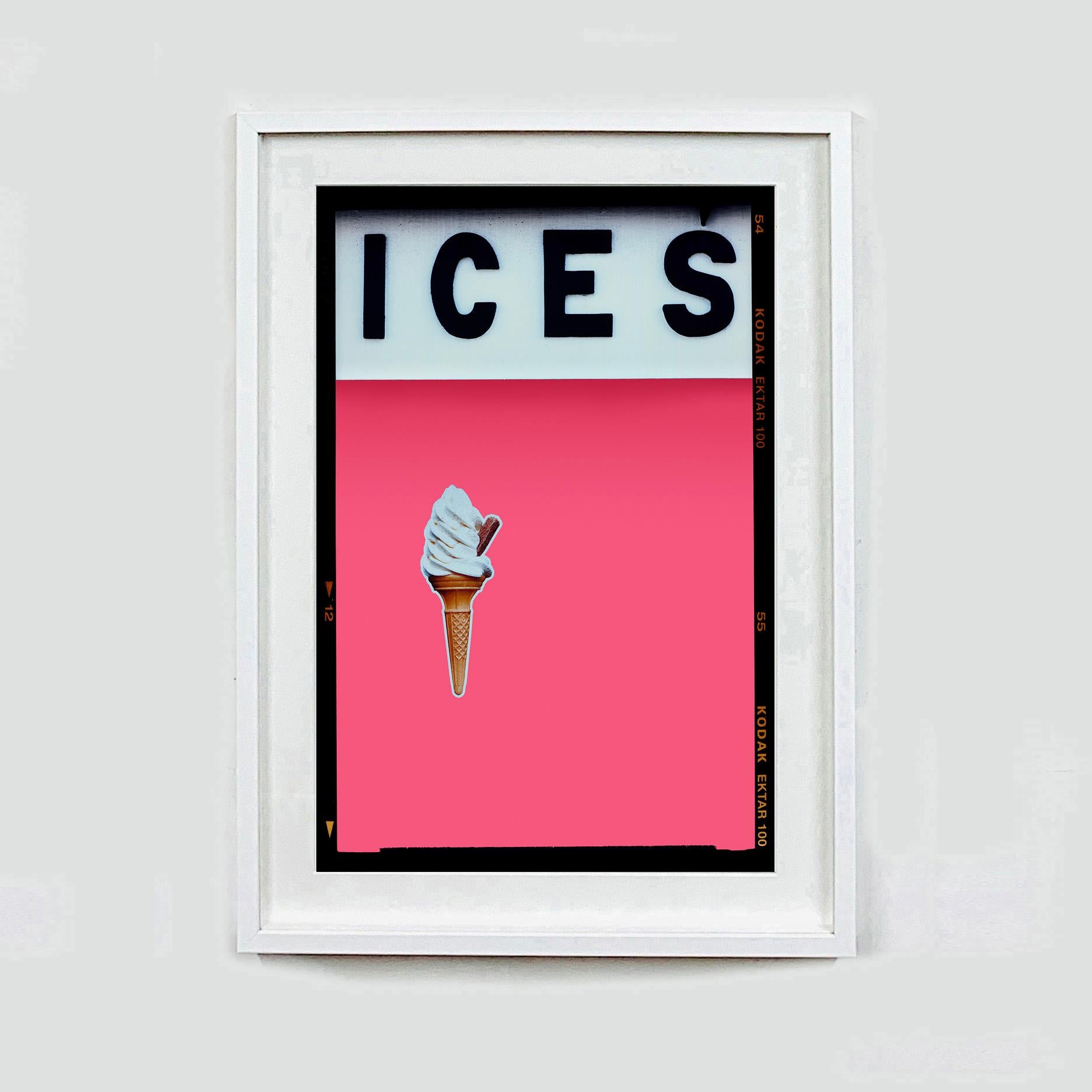 ICES Rosa Zitronenschale, Bexhill-on-Sea - Pop Art Typografiefotografie (Pop-Art), Print, von Richard Heeps