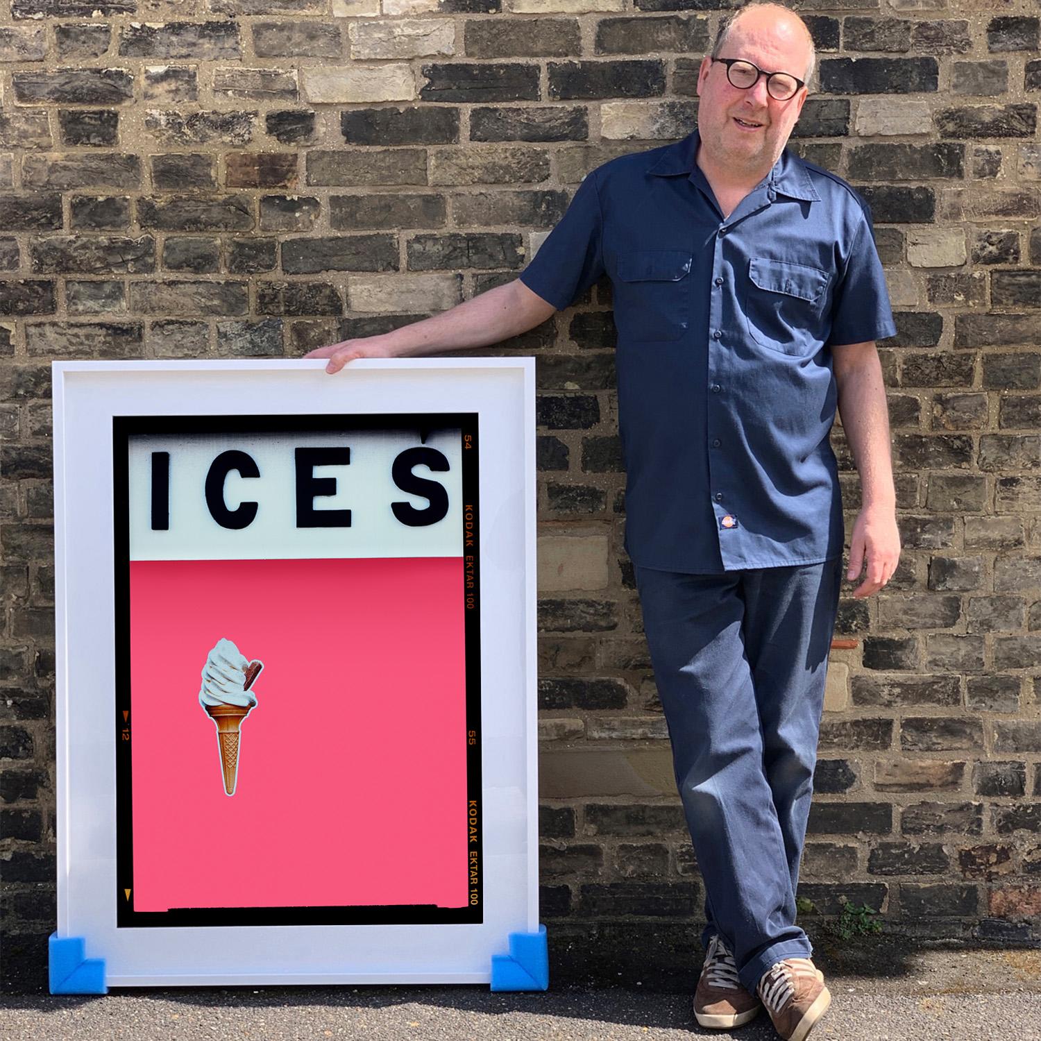 ICES Rosa Zitronenschale, Bexhill-on-Sea - Pop Art Typografiefotografie (Pink), Print, von Richard Heeps
