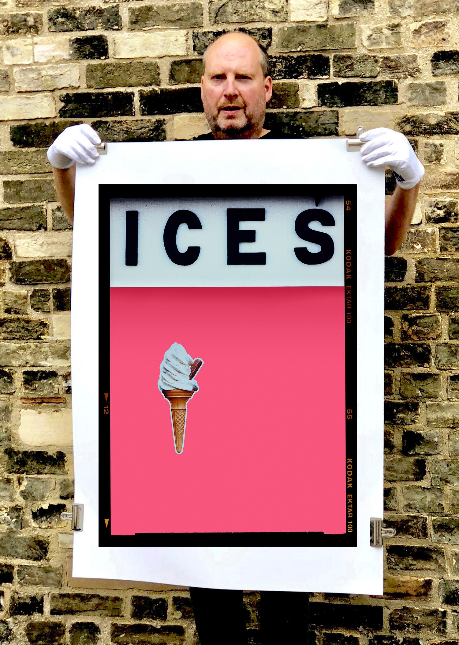 ICES Pink Lemonade, kühne Pop-Art-Straßenfotografie aus Richard Heeps' Serie On-Sea.

Als Ode an Richards Kindheitsbesuche bei seinen Großeltern an der Küste von Sussex entstanden, erzählt das Kunstwerk von den einfachen Freuden der britischen
