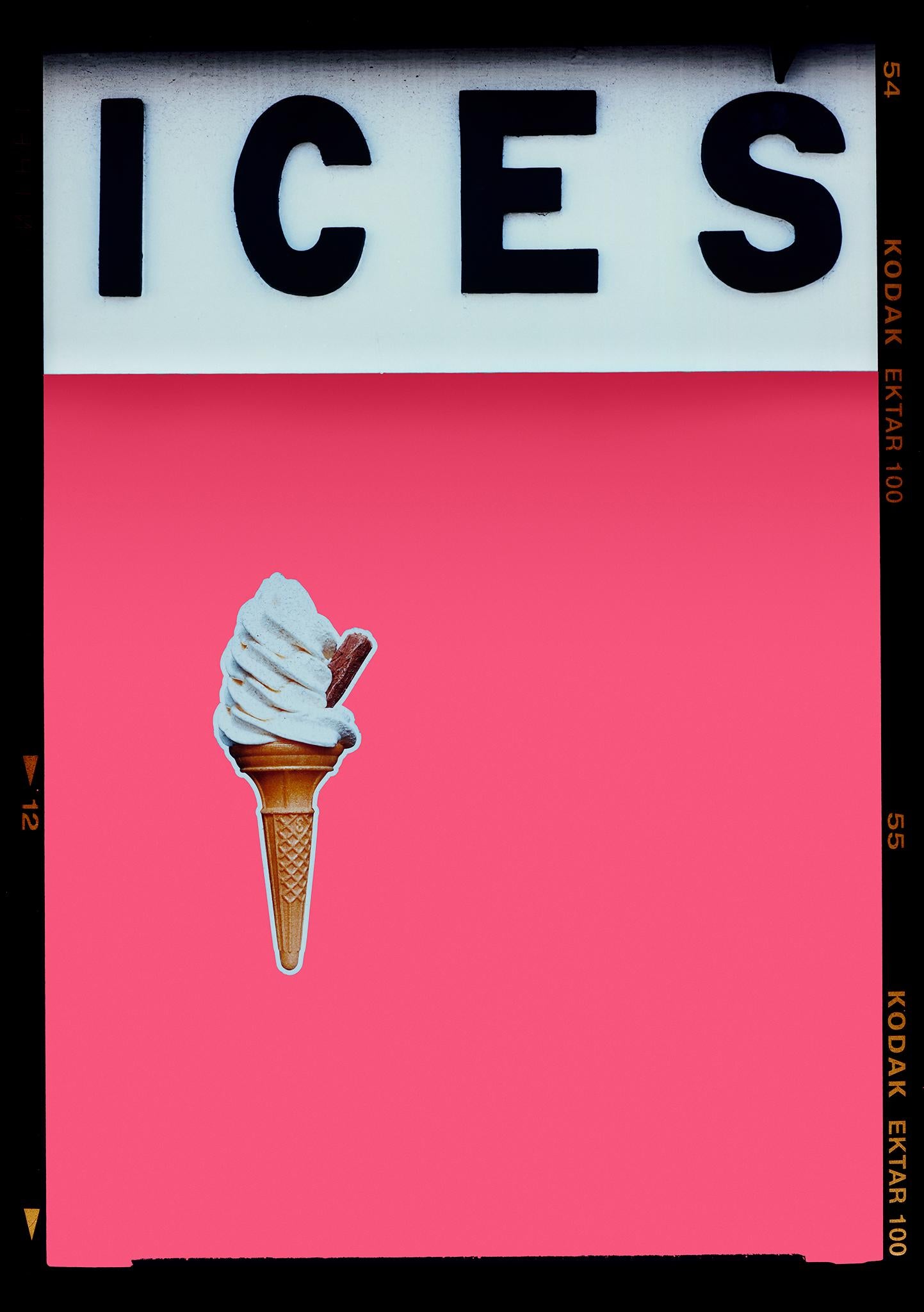 Richard Heeps Print – ICES Rosa Zitronenschale, Bexhill-on-Sea - Pop Art Typografiefotografie