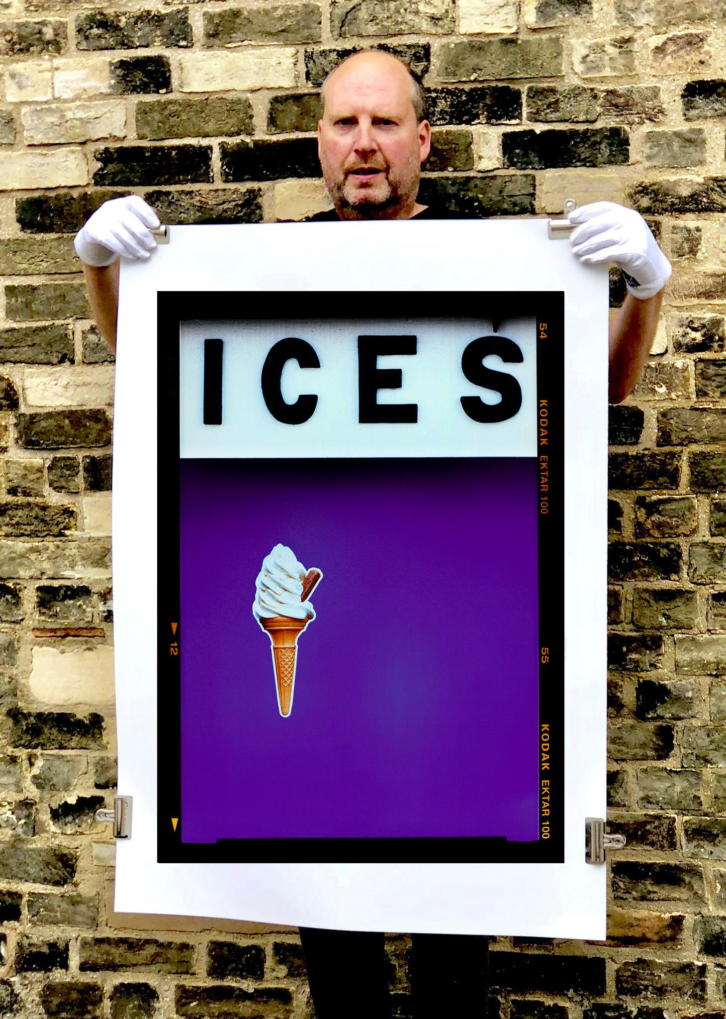ICES (Purple), Bexhill-on-Sea - Photographie couleur de bord de mer britannique - Violet Color Photograph par Richard Heeps
