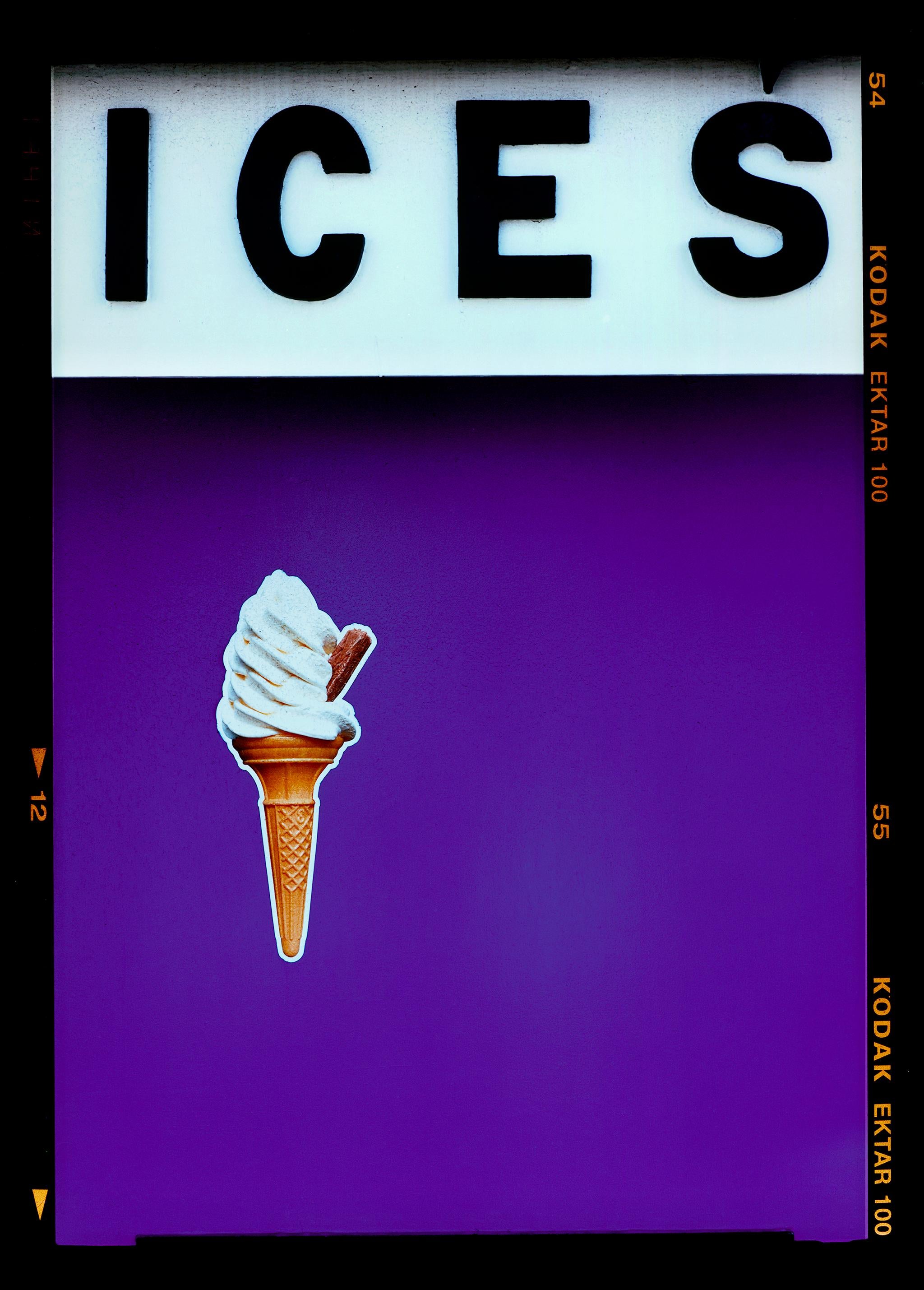 Richard Heeps Print – Ices (Purple), Bexhill-on-Sea – Farbfotografie am Meer