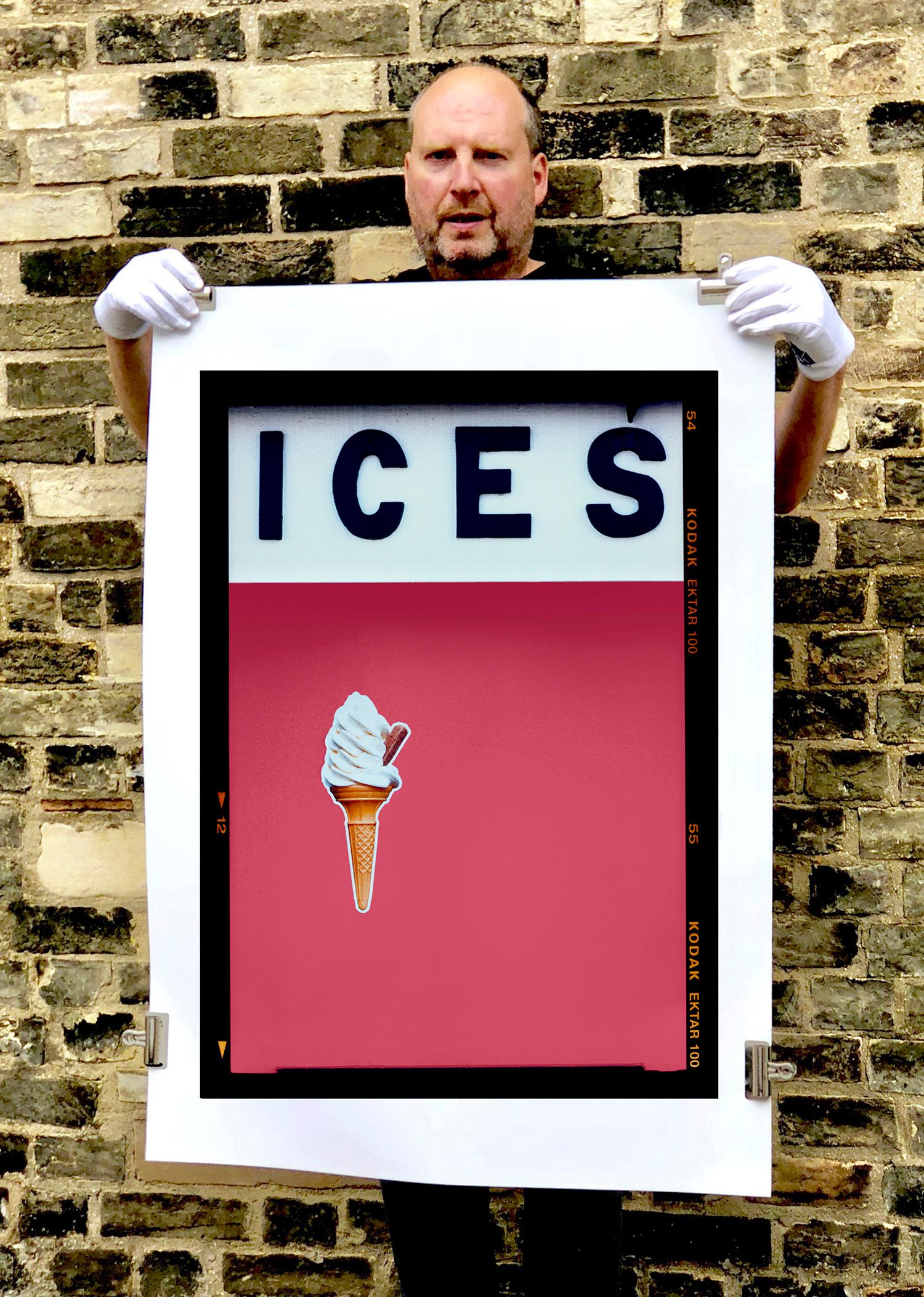 ICES (Raspberry), Bexhill-on-Sea – britische Farbfotografie am Meer – Photograph von Richard Heeps