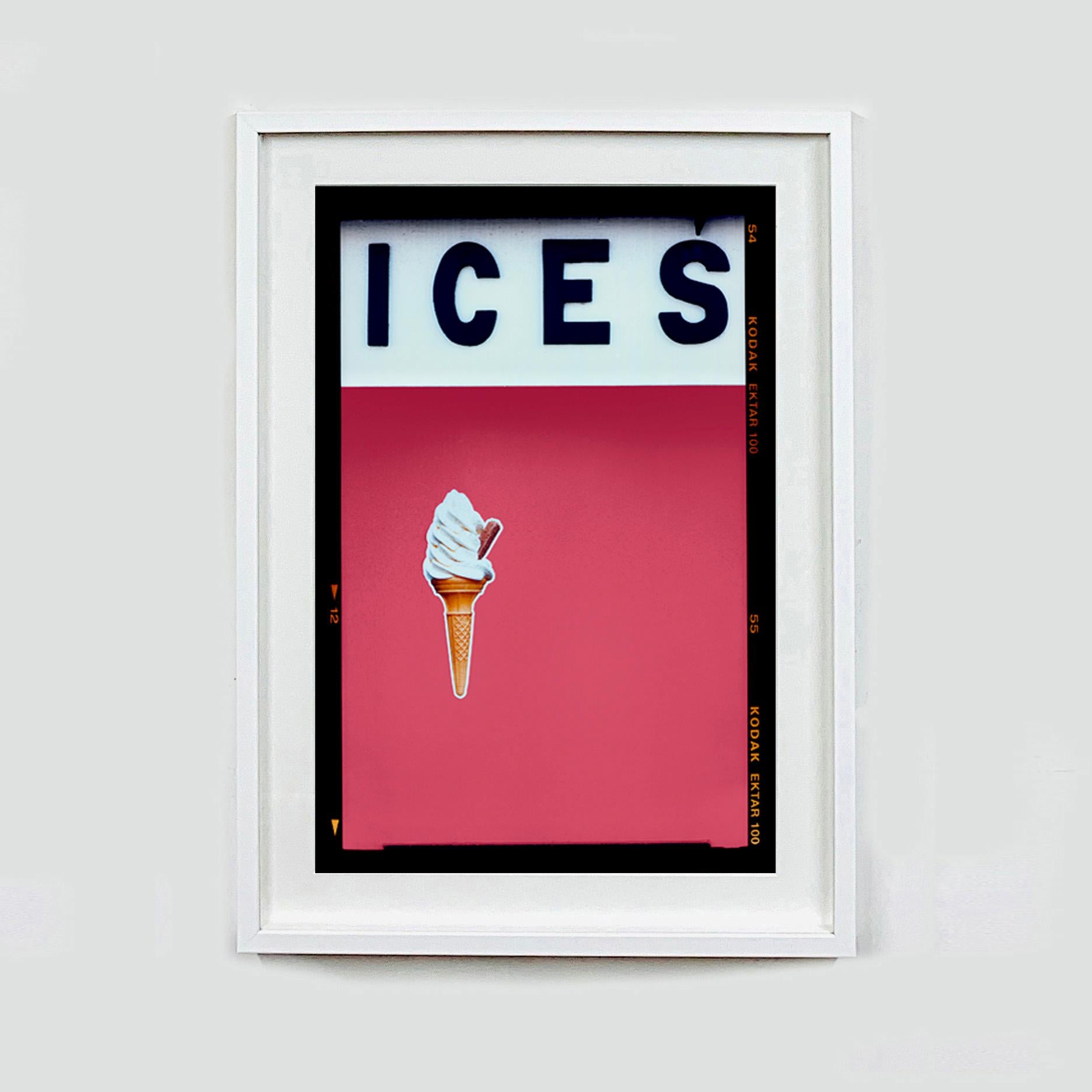Ices (Raspberry), Bexhill-on-Sea - Fotografia a colori del mare britannico - Print Contemporaneo di Richard Heeps