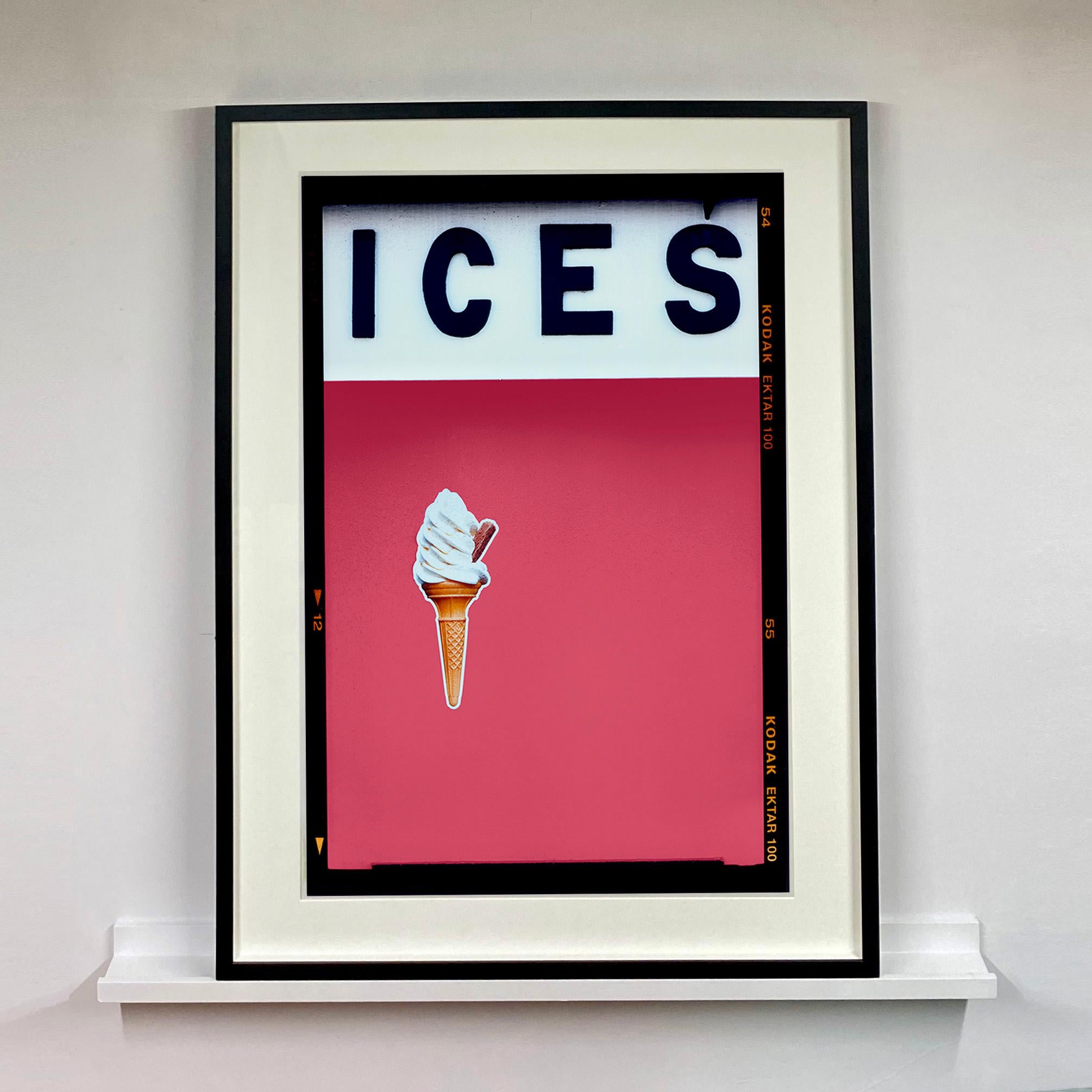 ICES (Raspberry), Bexhill-on-Sea – britische Farbfotografie am Meer (Rot), Color Photograph, von Richard Heeps