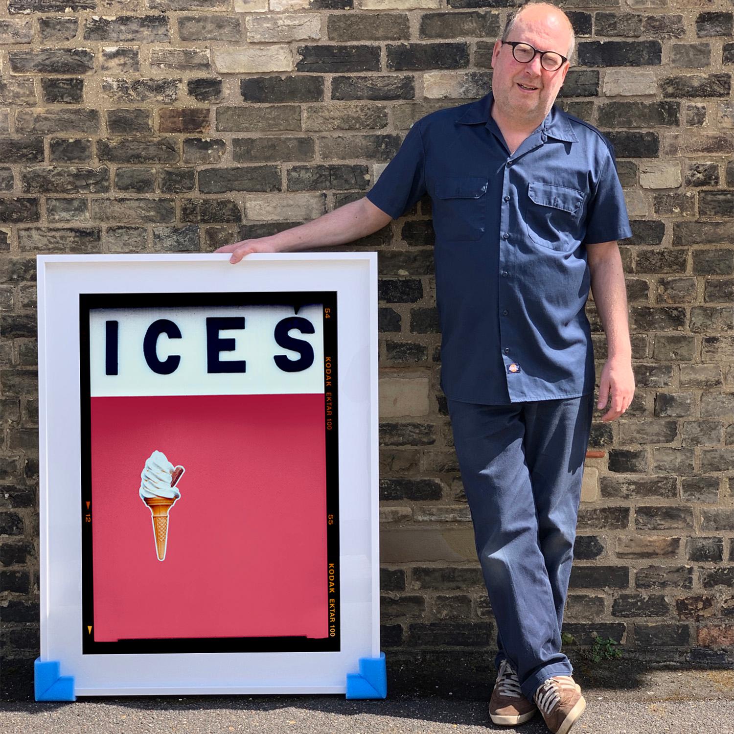 ICES (Raspberry), Bexhill-on-Sea – britische Farbfotografie am Meer (Zeitgenössisch), Photograph, von Richard Heeps